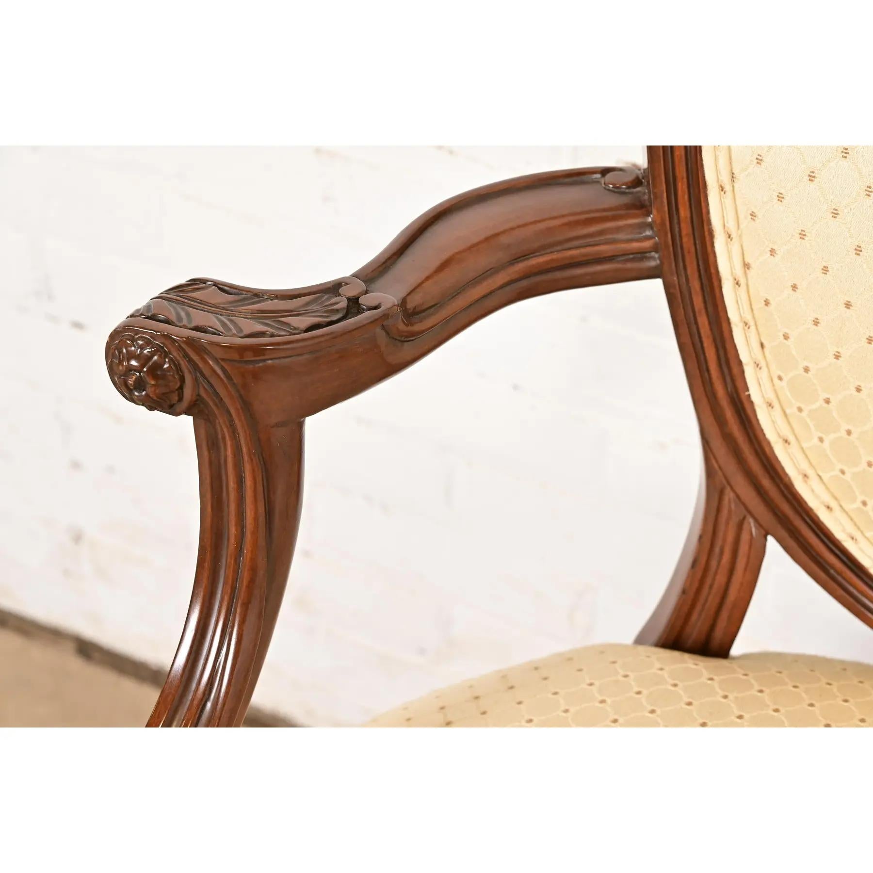 Poltrone in noce intagliato in stile Baker Furniture, stile Reggenza francese Luigi XVI, coppia in vendita 2