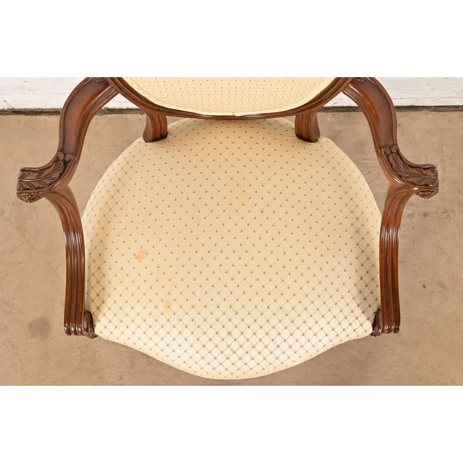 Poltrone in noce intagliato in stile Baker Furniture, stile Reggenza francese Luigi XVI, coppia in vendita 3