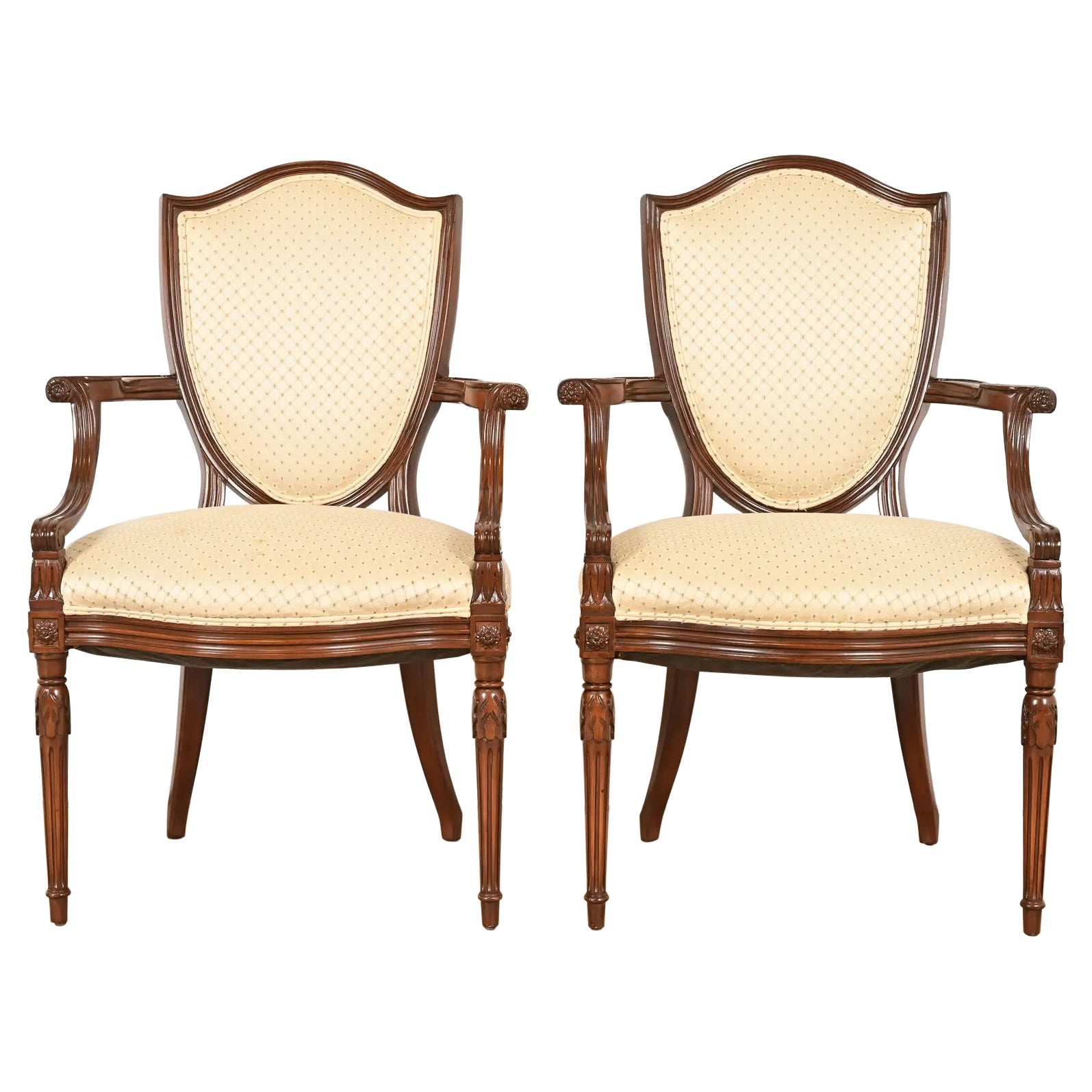 Poltrone in noce intagliato in stile Baker Furniture, stile Reggenza francese Luigi XVI, coppia in vendita