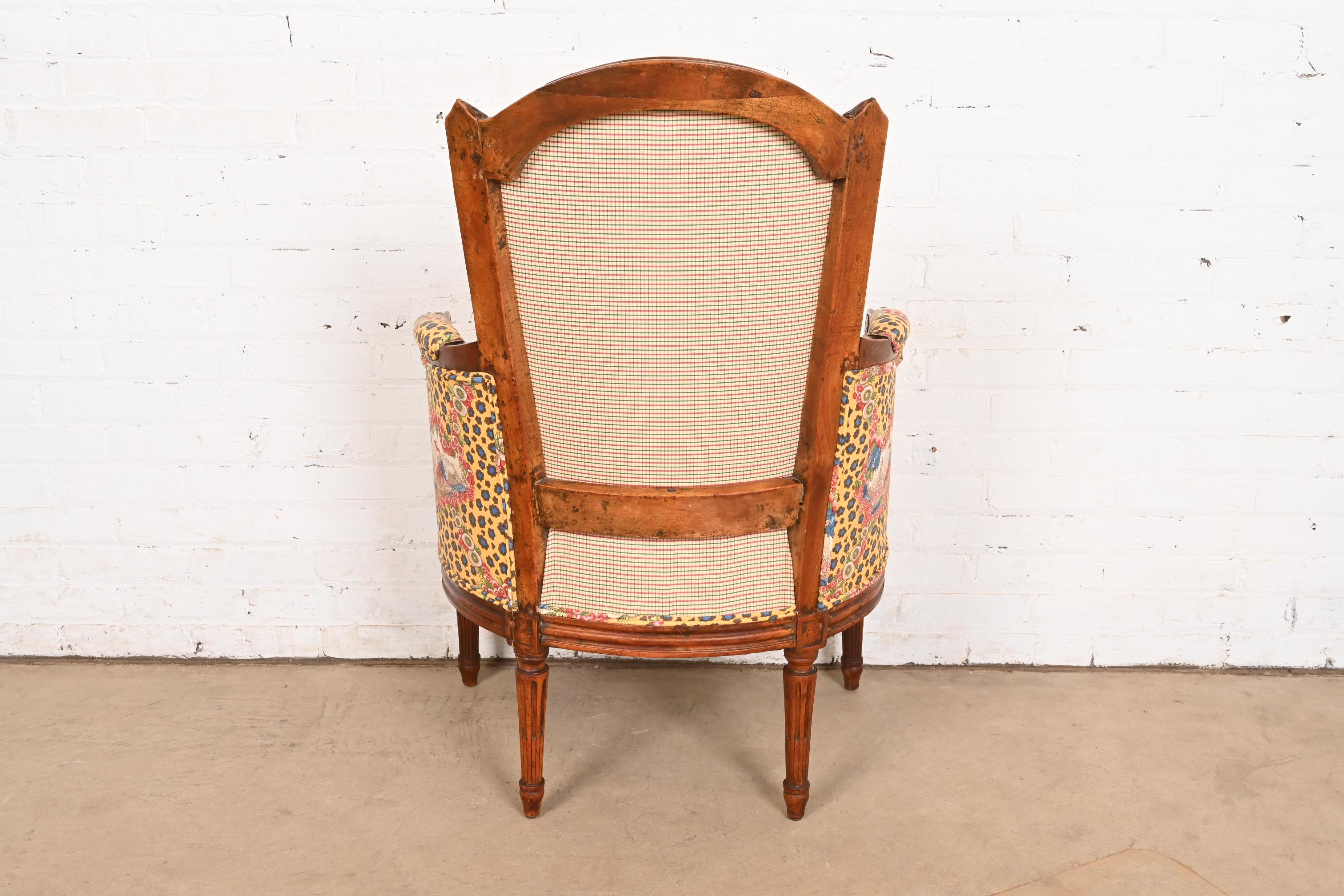 Baker Furniture Style Regencia Francesa Luis XVI Sillón Bergere de Nogal Tallado en venta 4