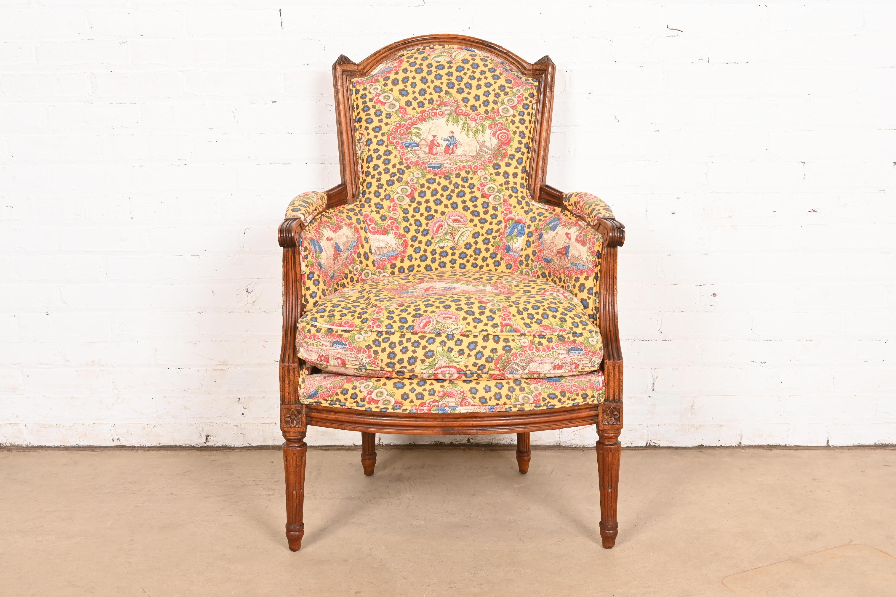 Precioso sillón o butaca bergere estilo Luis XVI de la Regencia francesa

A la manera de Baker Furniture

EE.UU., alrededor de 1960

Armazón de nogal tallado, con caprichosa tapicería de Chinoiserie.

Medidas: 25