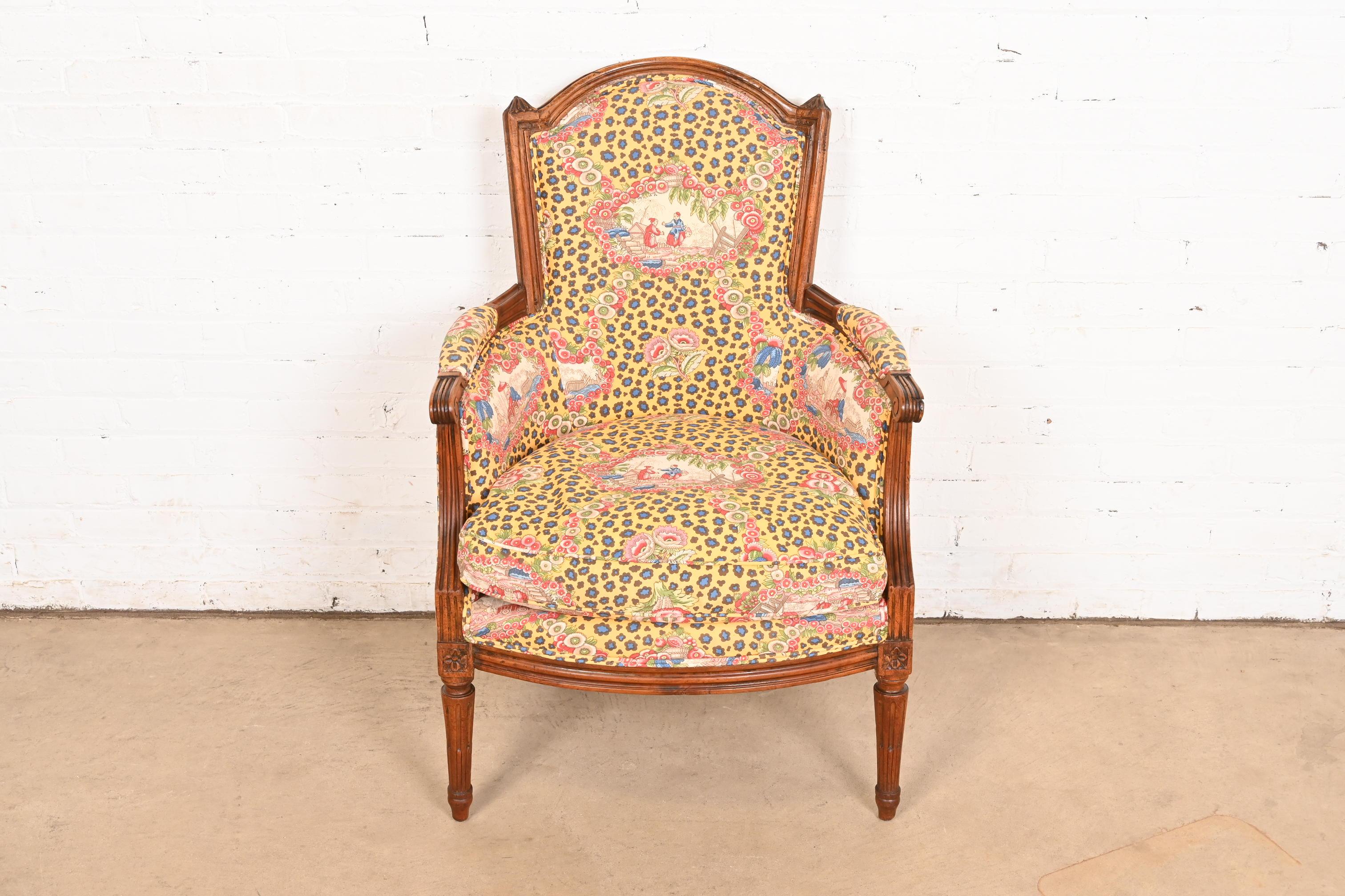 Baker Furniture Style Regencia Francesa Luis XVI Sillón Bergere de Nogal Tallado Estadounidense en venta