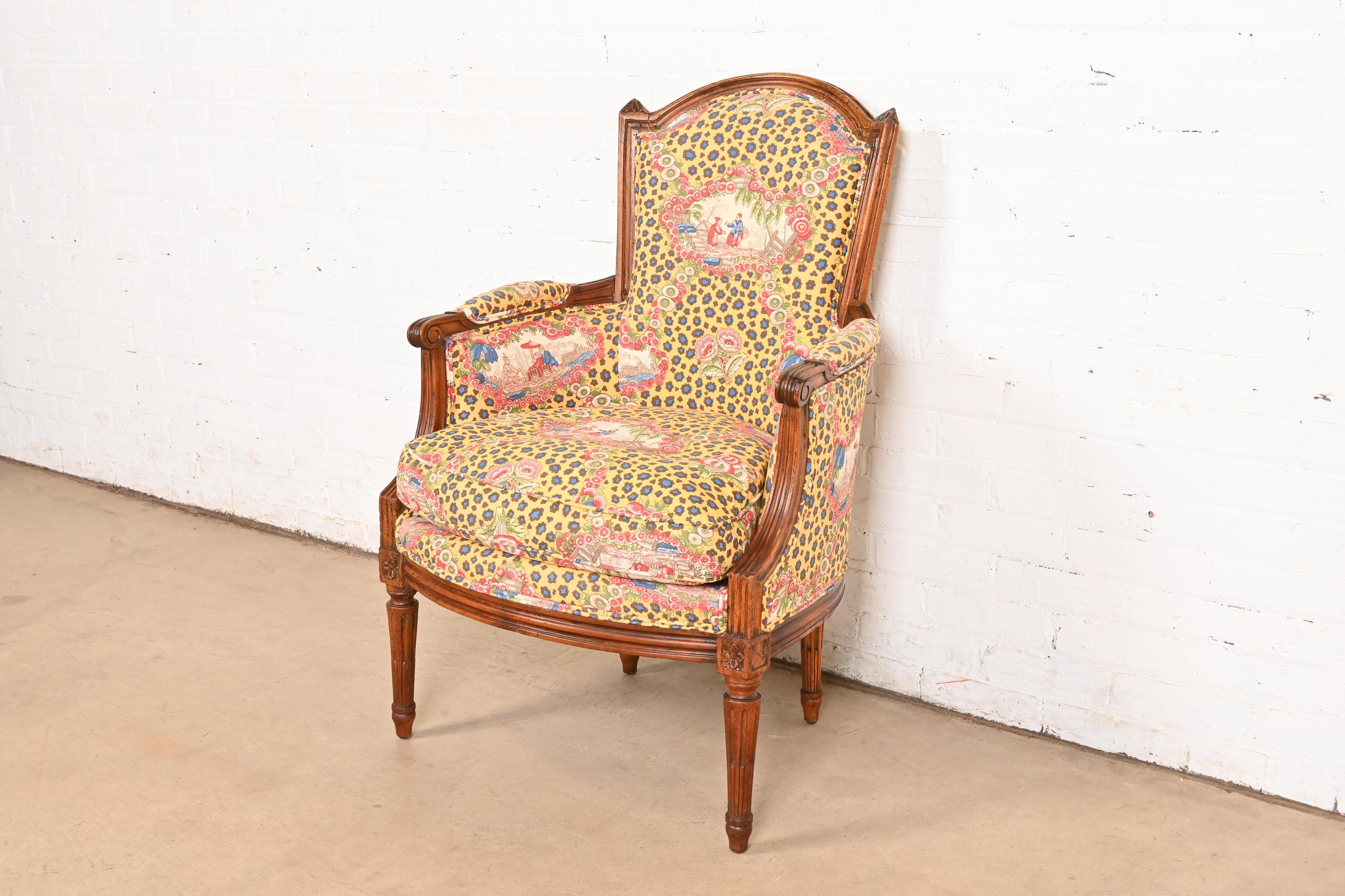 Baker Furniture Style Regencia Francesa Luis XVI Sillón Bergere de Nogal Tallado en Bueno estado para la venta en South Bend, IN