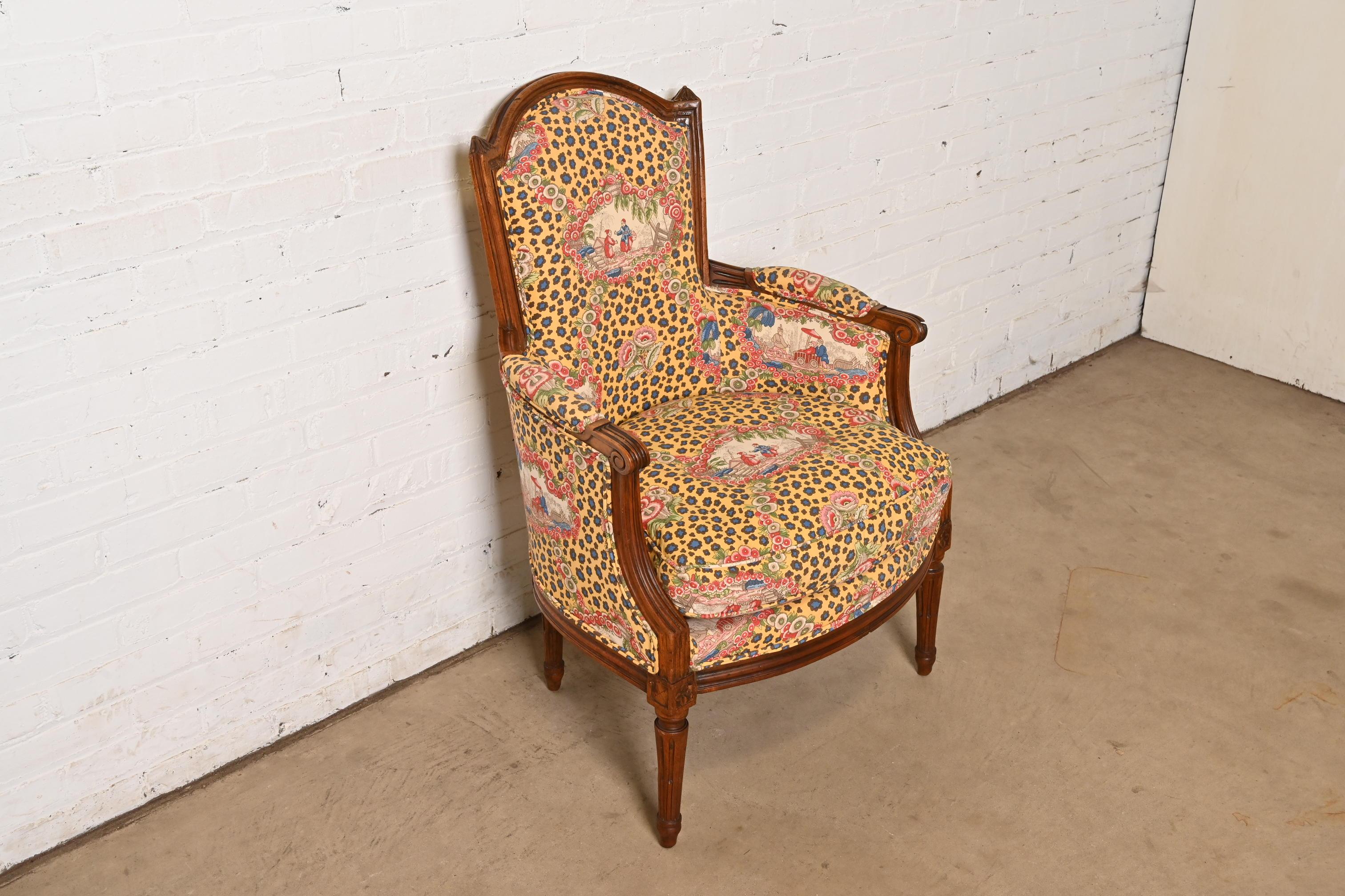 Baker Furniture Style Regencia Francesa Luis XVI Sillón Bergere de Nogal Tallado mediados del siglo XX en venta
