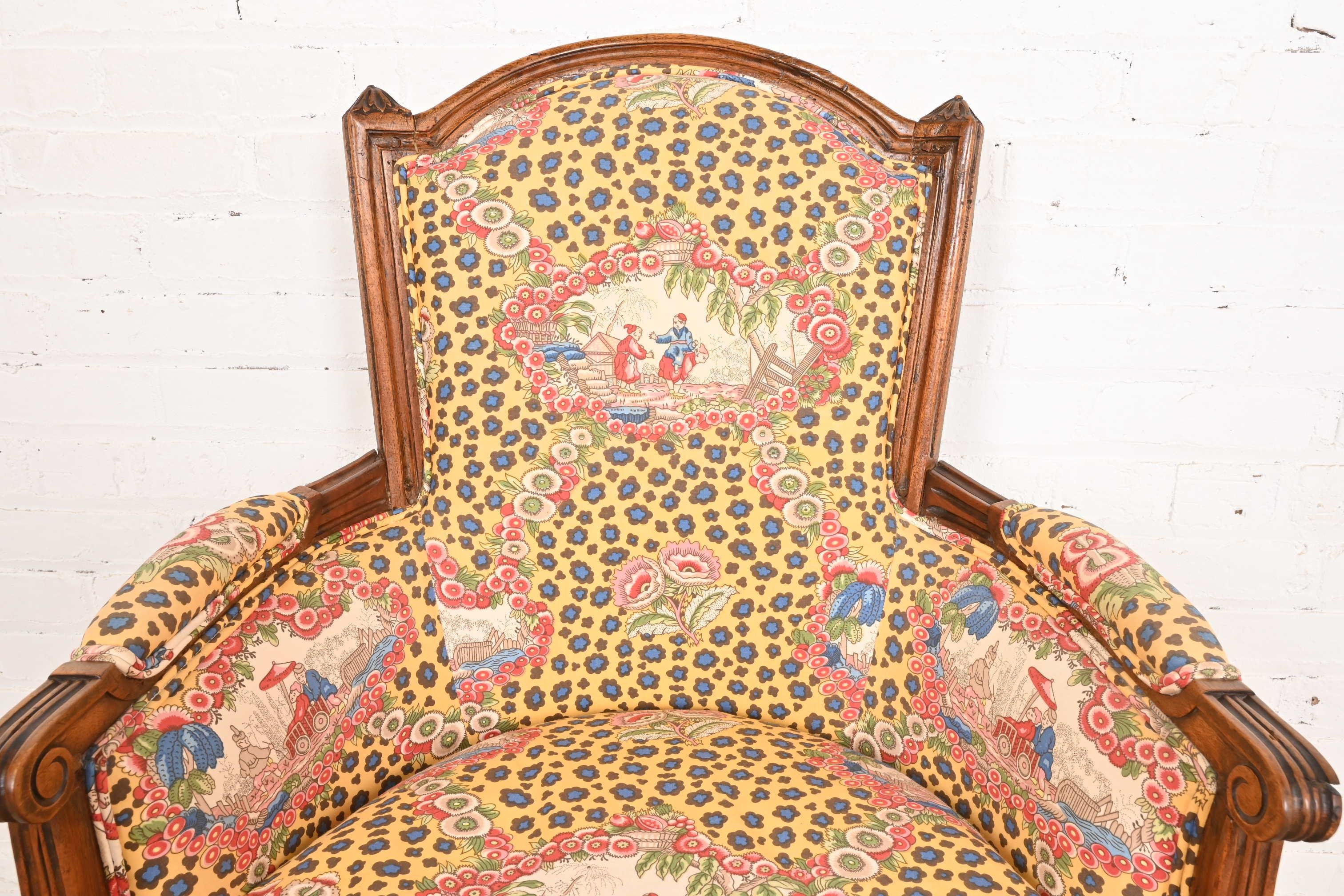 Baker Furniture Style Regencia Francesa Luis XVI Sillón Bergere de Nogal Tallado Tapicería en venta