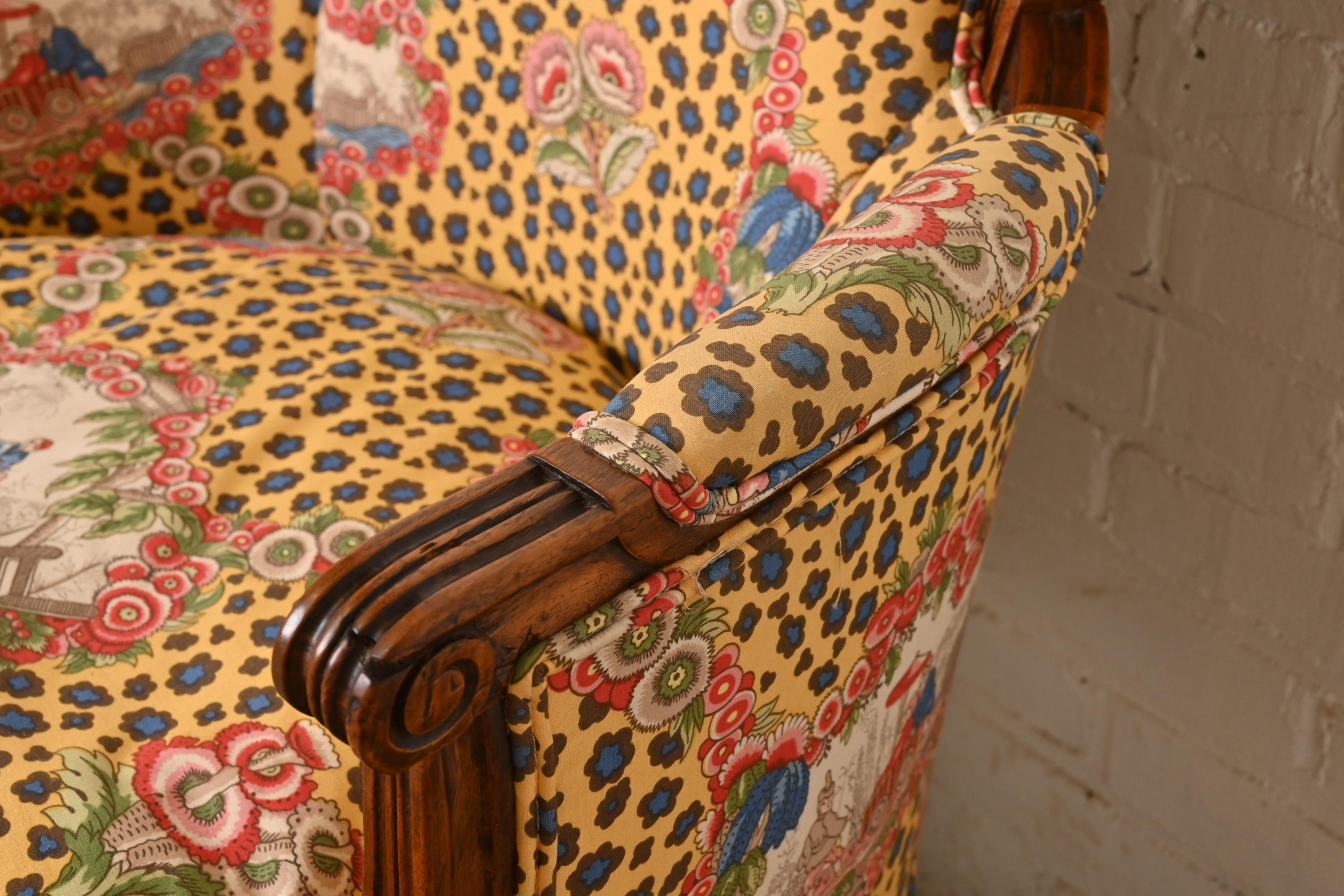 Baker Furniture Style Regencia Francesa Luis XVI Sillón Bergere de Nogal Tallado en venta 1
