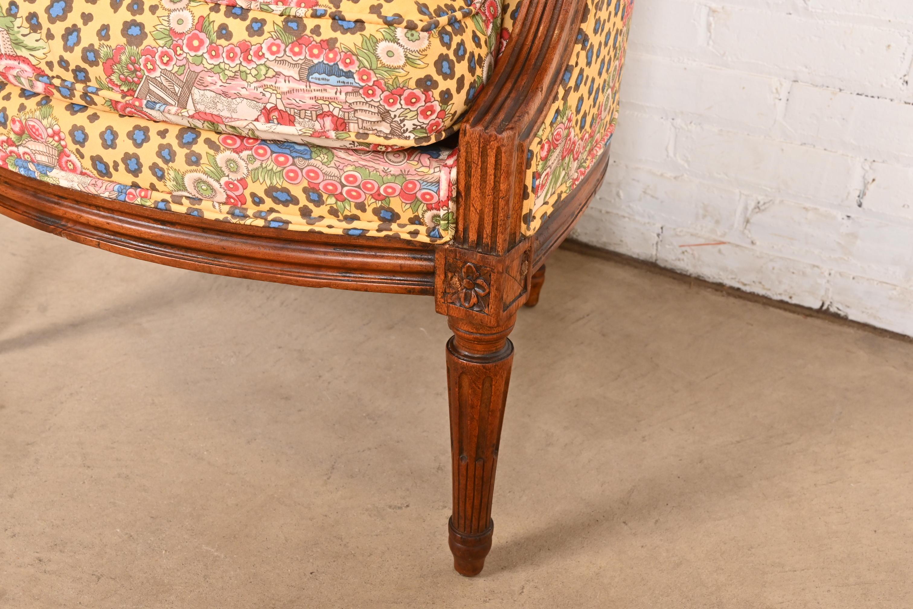 Baker Furniture Style Regencia Francesa Luis XVI Sillón Bergere de Nogal Tallado en venta 2