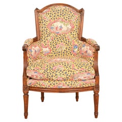 Baker Furniture Style Regencia Francesa Luis XVI Sillón Bergere de Nogal Tallado