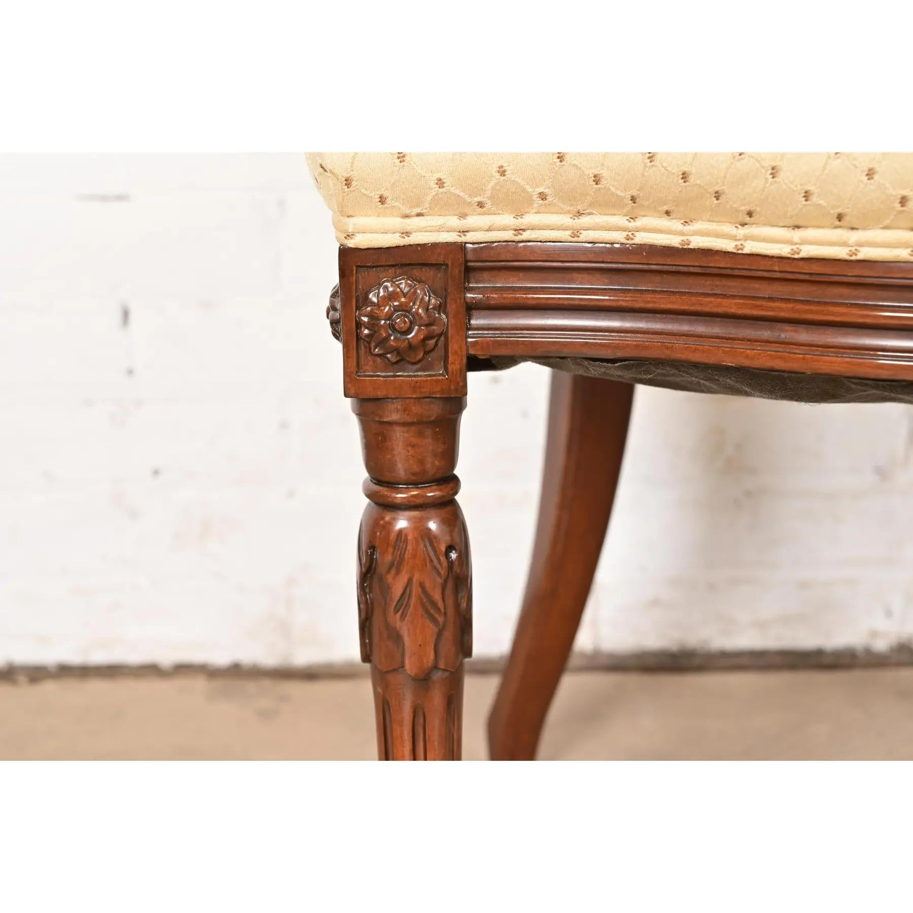 Baker Möbel Stil Französisch Regency Louis XVI geschnitzt Nussbaum Esszimmerstühle im Angebot 3