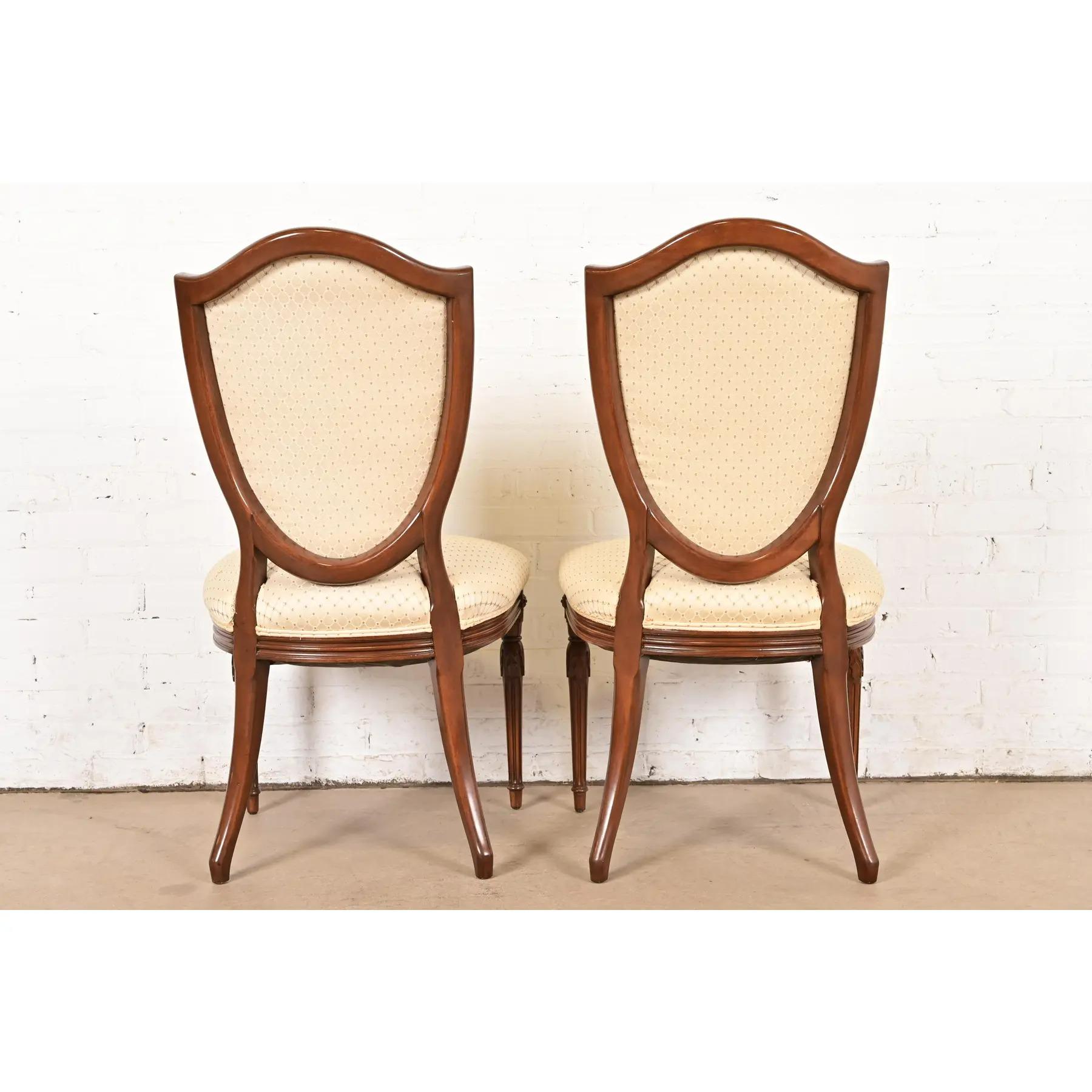 Baker Möbel Stil Französisch Regency Louis XVI geschnitzt Nussbaum Esszimmerstühle im Angebot 5