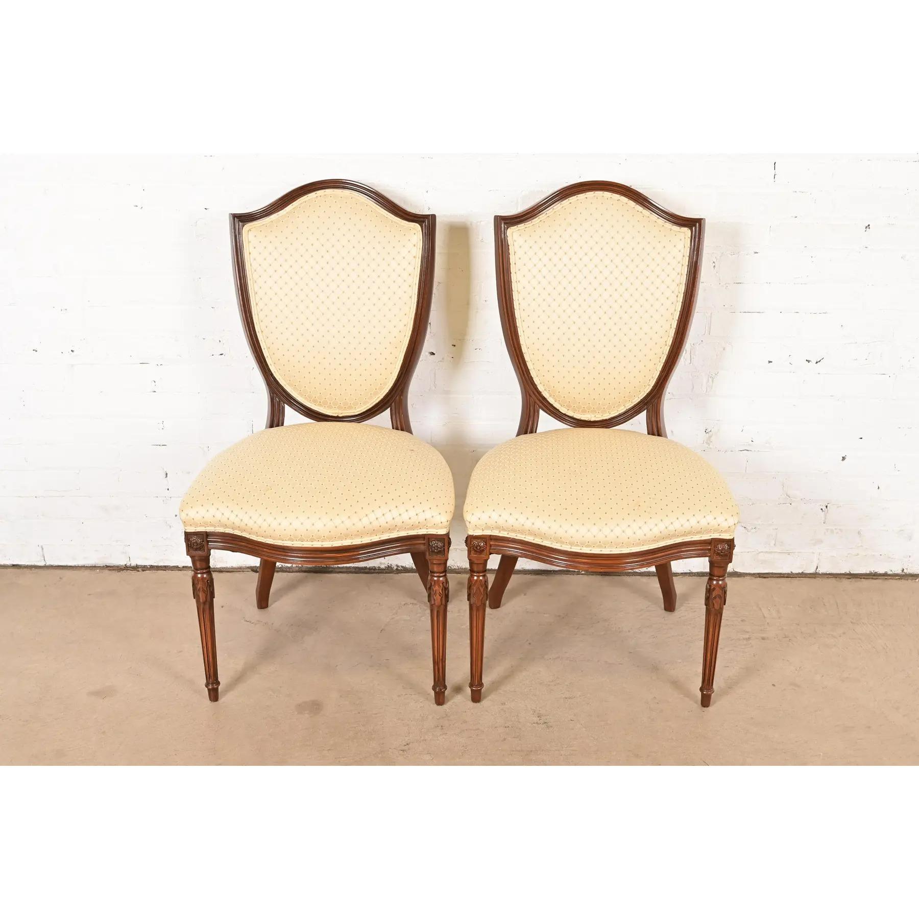 Baker Möbel Stil Französisch Regency Louis XVI geschnitzt Nussbaum Esszimmerstühle (Louis XVI.) im Angebot
