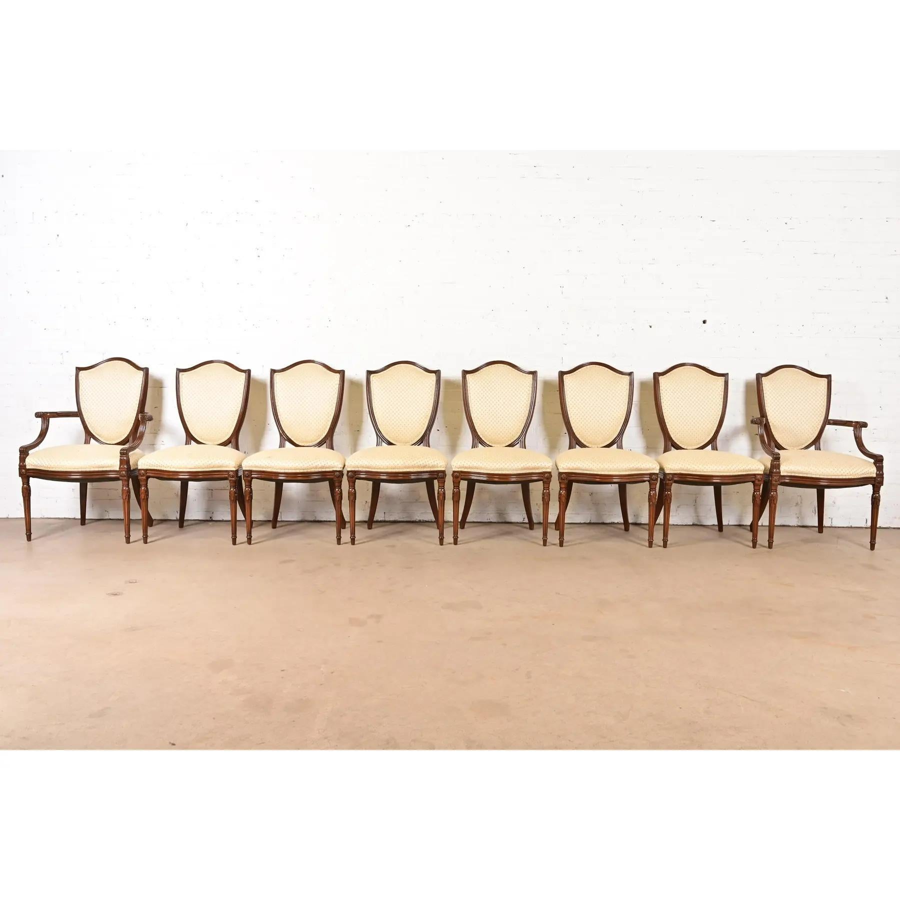 Baker Möbel Stil Französisch Regency Louis XVI geschnitzt Nussbaum Esszimmerstühle (Louis XVI.) im Angebot