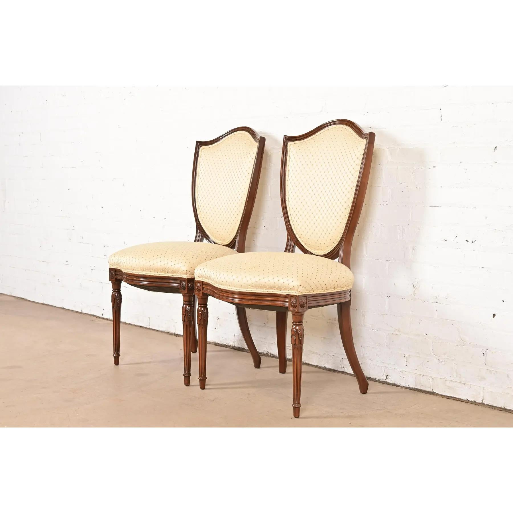 Baker Möbel Stil Französisch Regency Louis XVI geschnitzt Nussbaum Esszimmerstühle (amerikanisch) im Angebot