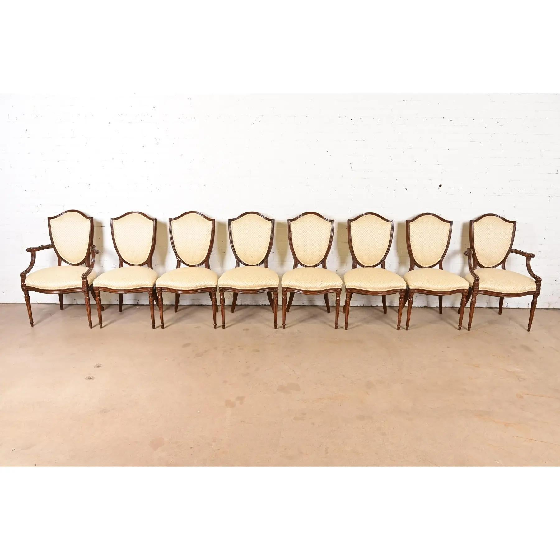 Baker Möbel Stil Französisch Regency Louis XVI geschnitzt Nussbaum Esszimmerstühle (amerikanisch) im Angebot