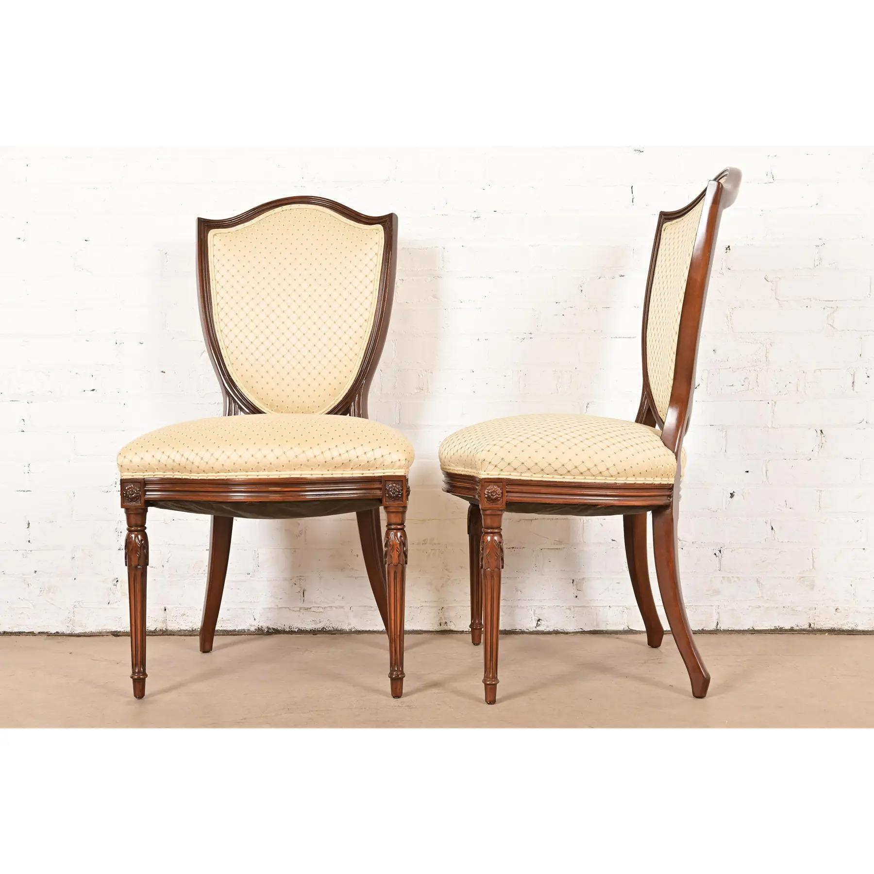 Baker Möbel Stil Französisch Regency Louis XVI geschnitzt Nussbaum Esszimmerstühle (20. Jahrhundert) im Angebot