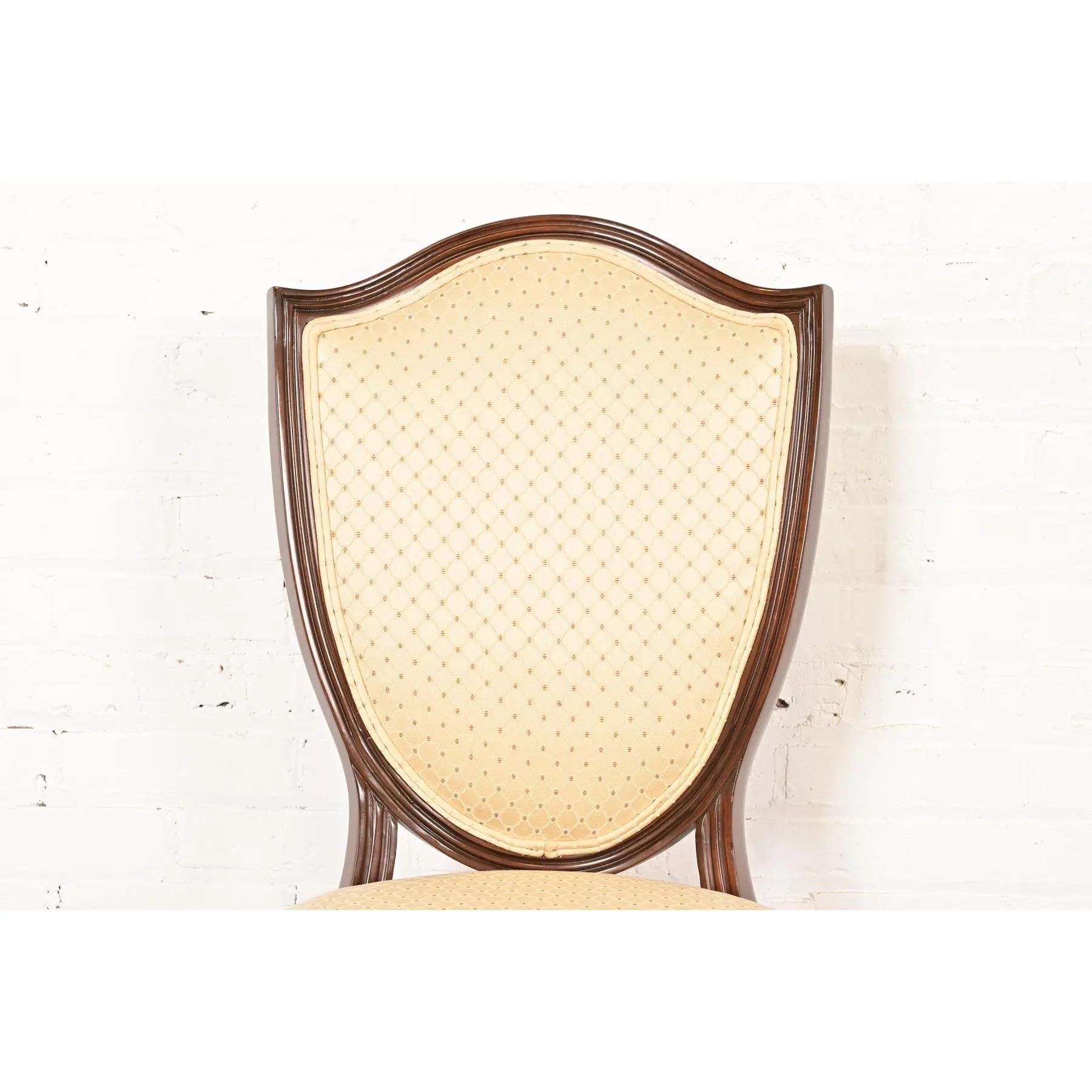 Baker Möbel Stil Französisch Regency Louis XVI geschnitzt Nussbaum Esszimmerstühle (Polster) im Angebot