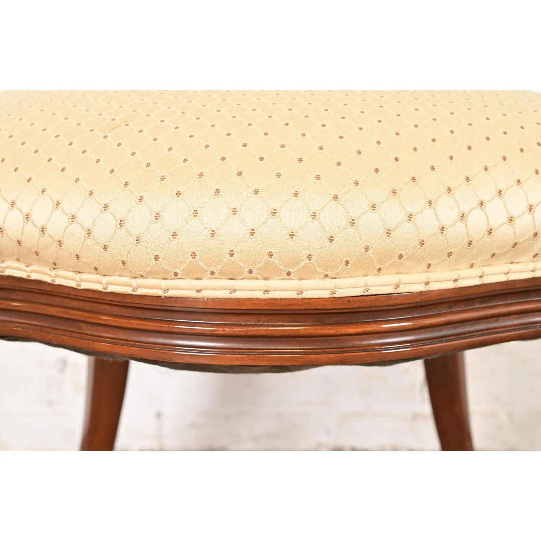 Baker Möbel Stil Französisch Regency Louis XVI geschnitzt Nussbaum Esszimmerstühle im Angebot 2