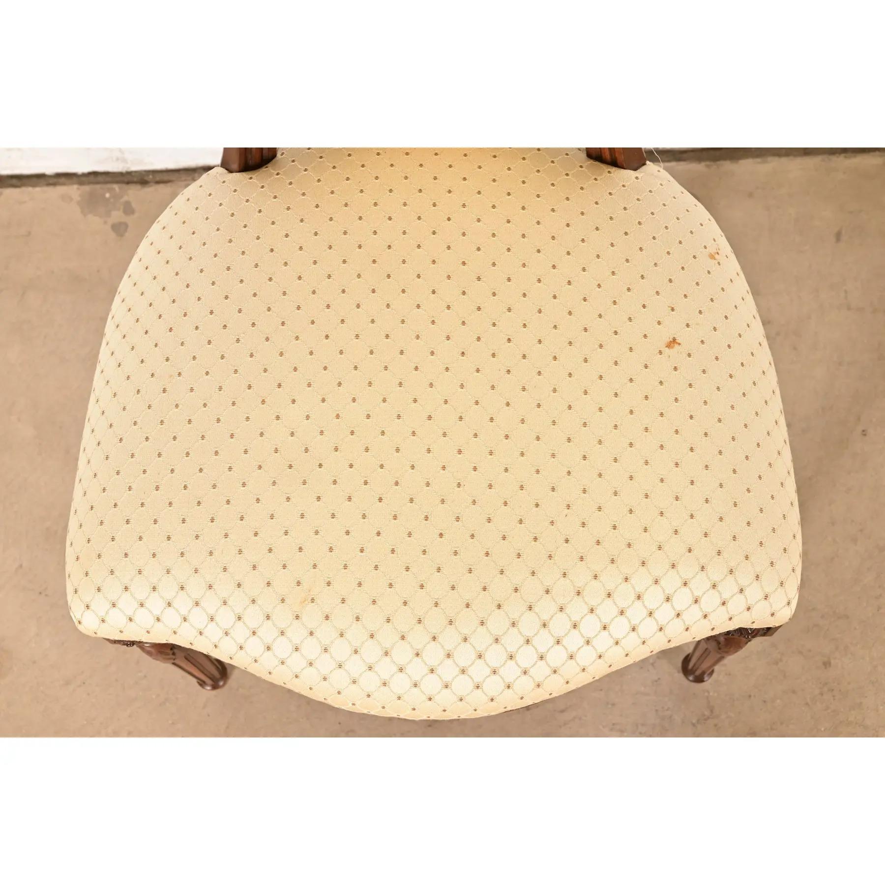 Baker Möbel Stil Französisch Regency Louis XVI geschnitzt Nussbaum Esszimmerstühle im Angebot 2