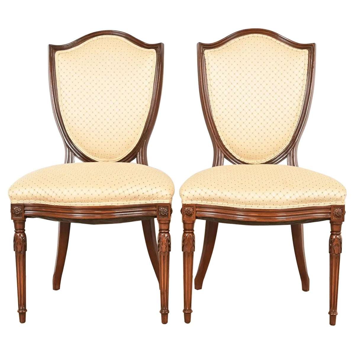 Sedie da pranzo in legno di noce intagliato in stile Baker Furniture, Francia Regency Luigi XVI