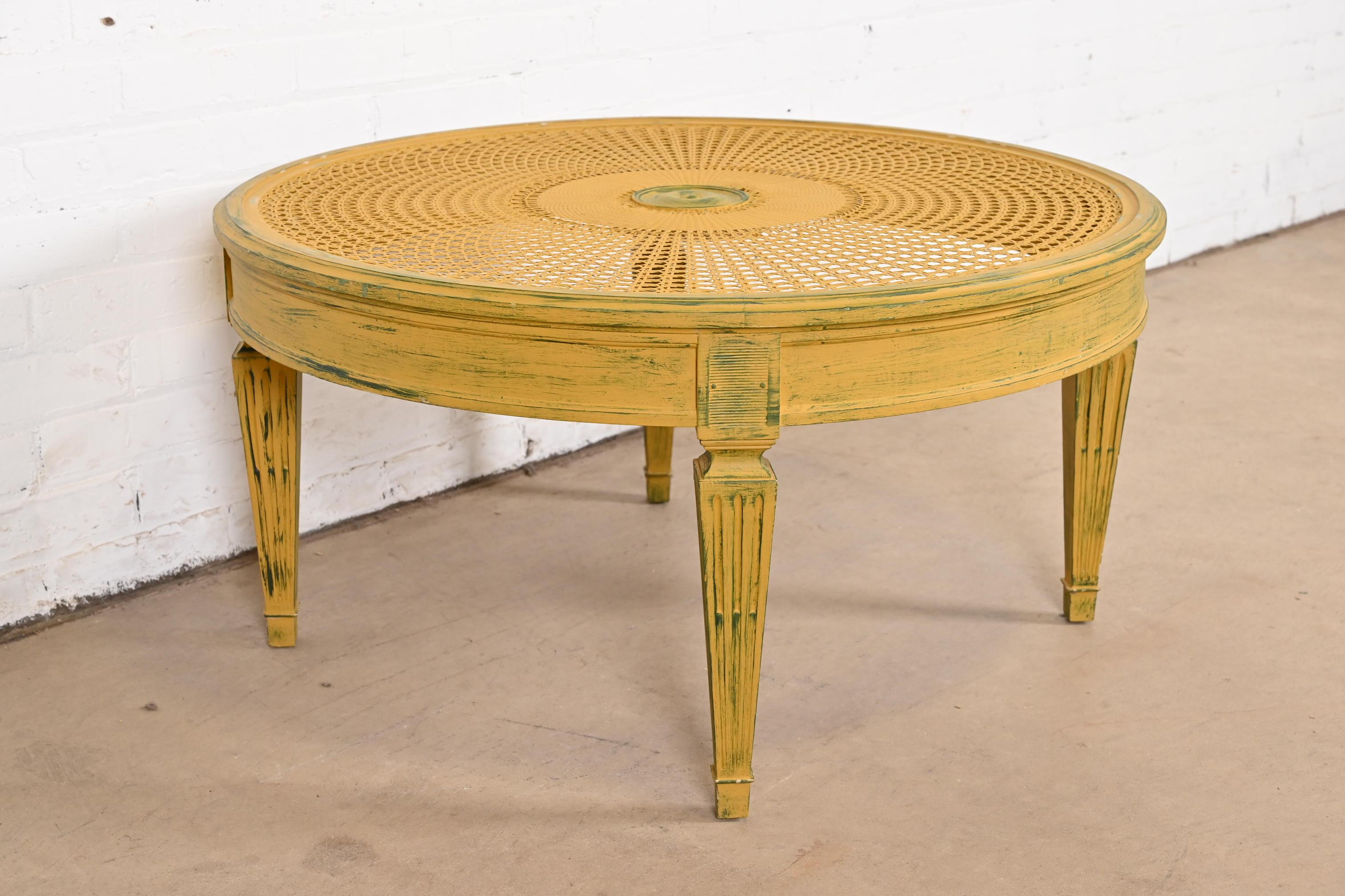 Table basse de style Régence française Louis XVI peinte en rotin, Baker Furniture  en vente 1