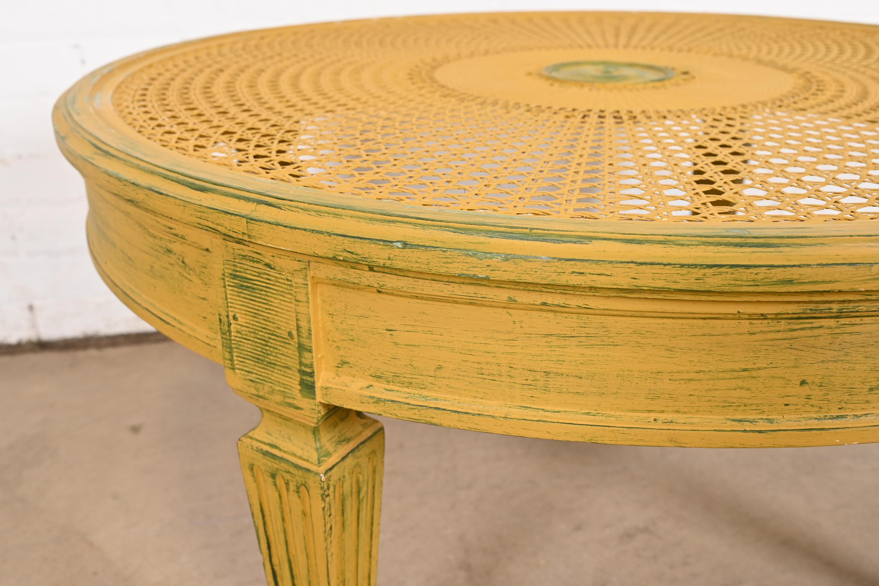 Table basse de style Régence française Louis XVI peinte en rotin, Baker Furniture  en vente 3