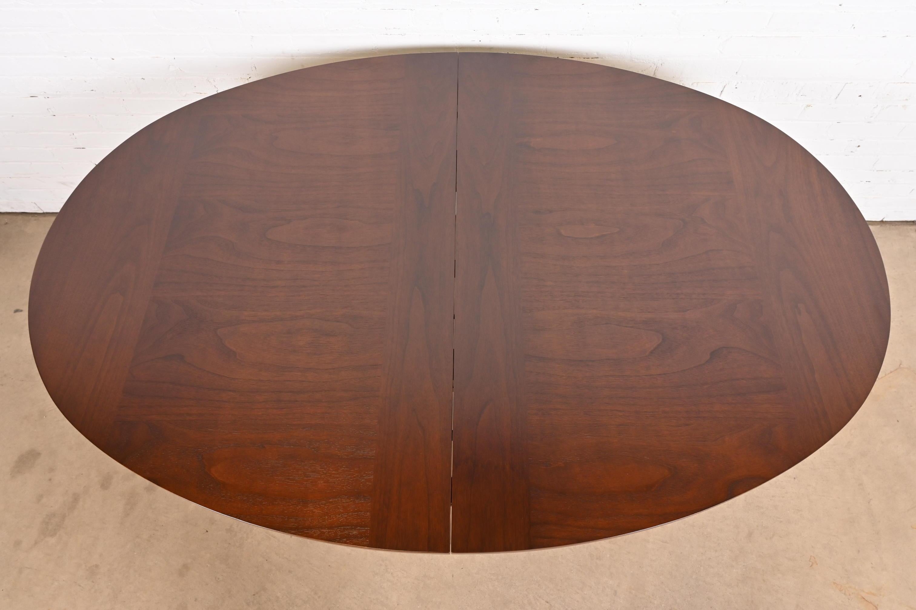 Mesa de Comedor de Nogal Estilo Regencia Francesa Luis XVI, Reacabada en venta 5