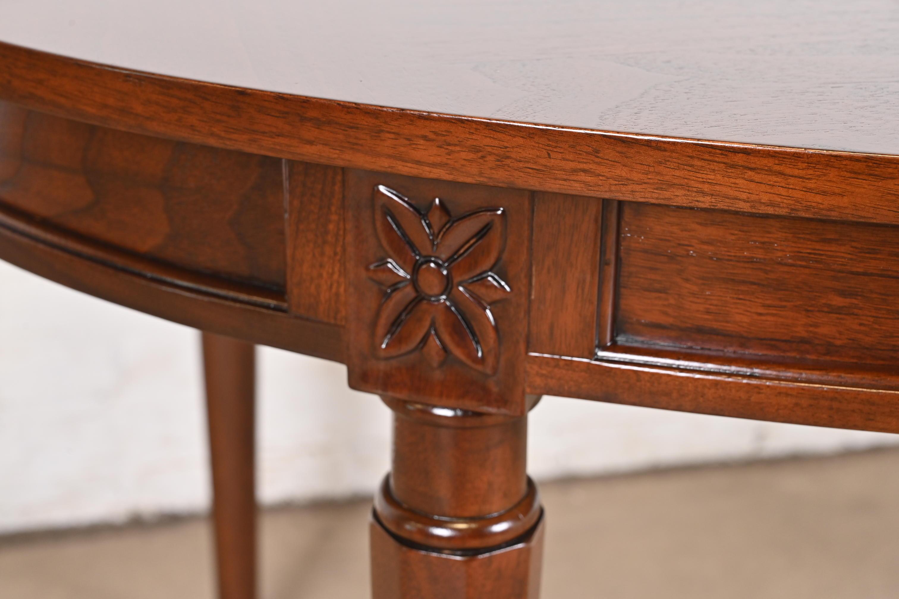 Mesa de Comedor de Nogal Estilo Regencia Francesa Luis XVI, Reacabada en venta 6
