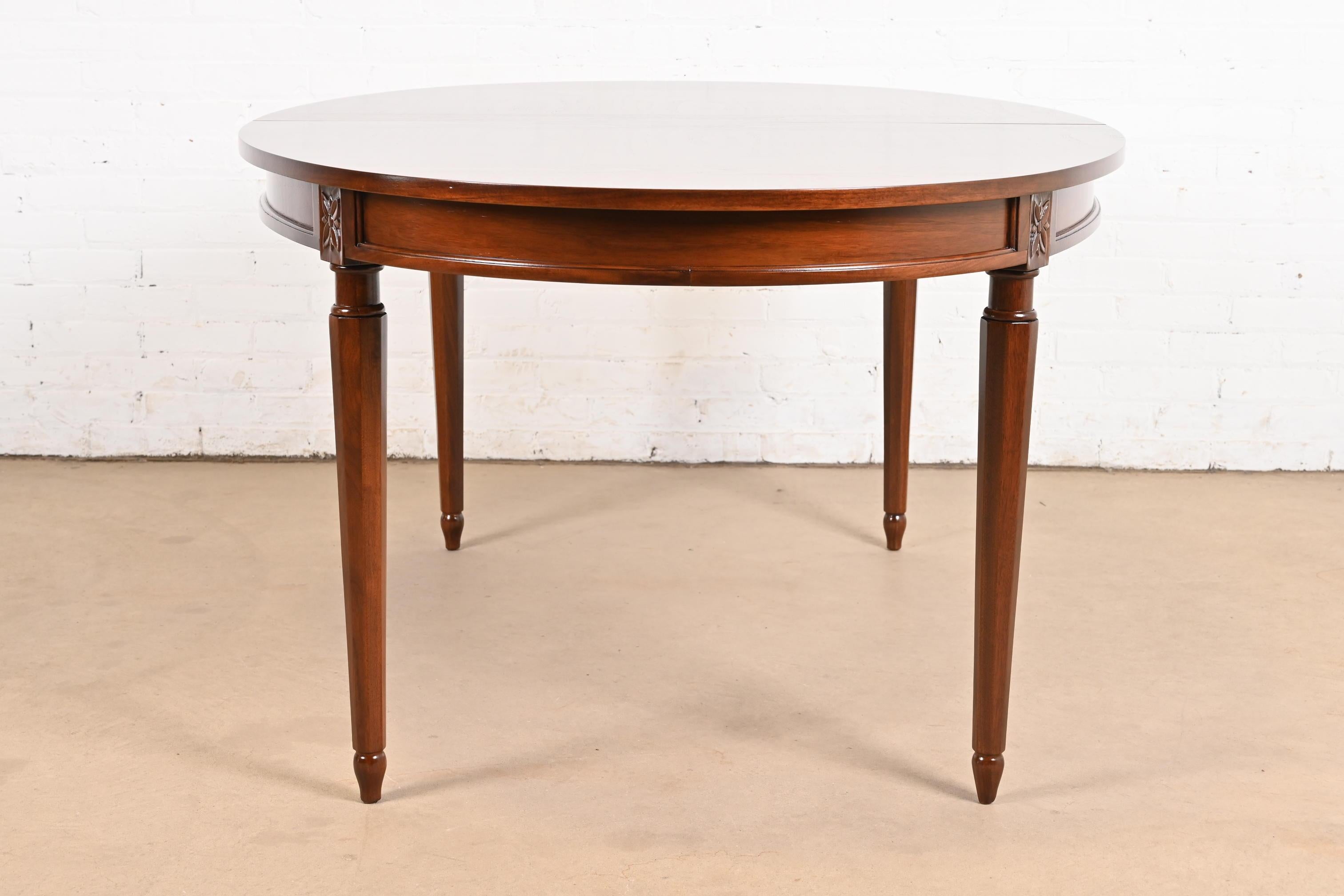 Mesa de Comedor de Nogal Estilo Regencia Francesa Luis XVI, Reacabada en venta 7