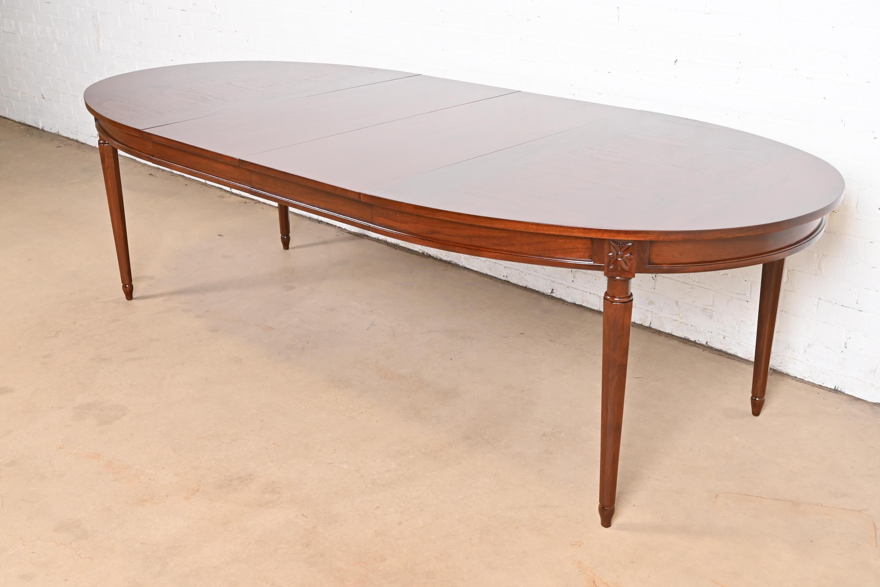 Una excepcional mesa de comedor extensible estilo Luis XVI de la Regencia francesa de mediados de siglo

A la manera de Baker Furniture

EE.UU., alrededor de 1960

Medidas: 66