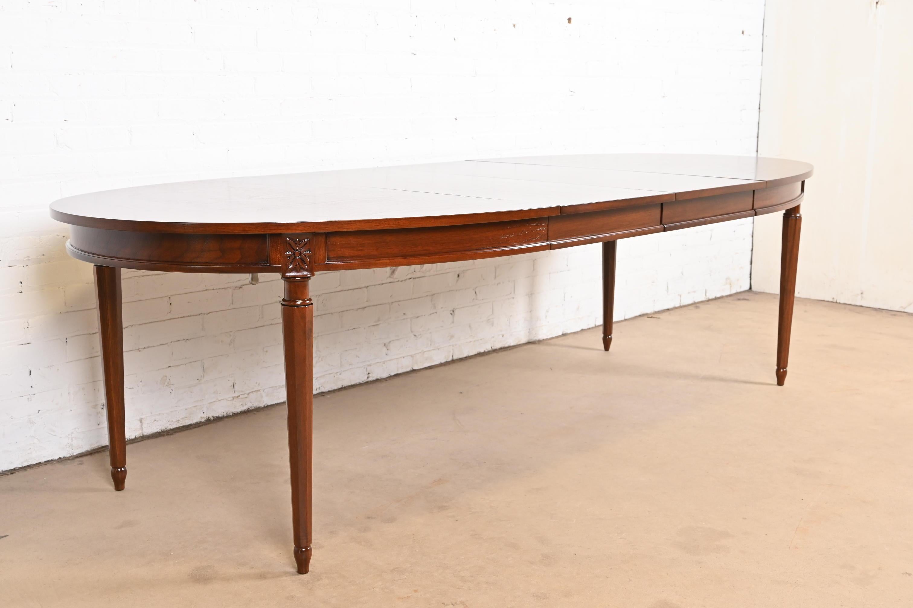 Mesa de Comedor de Nogal Estilo Regencia Francesa Luis XVI, Reacabada Estadounidense en venta