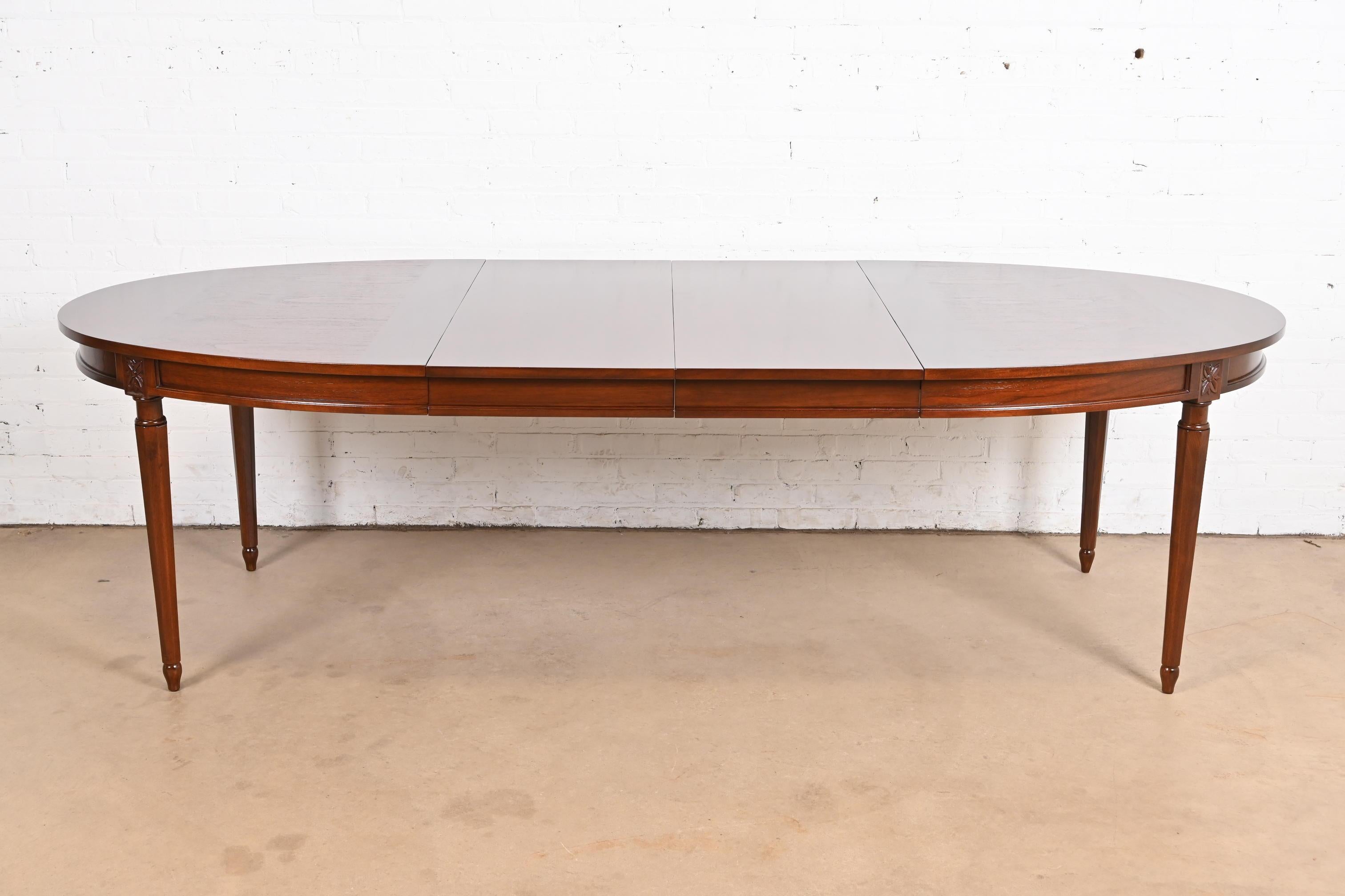 Mesa de Comedor de Nogal Estilo Regencia Francesa Luis XVI, Reacabada en Bueno estado para la venta en South Bend, IN