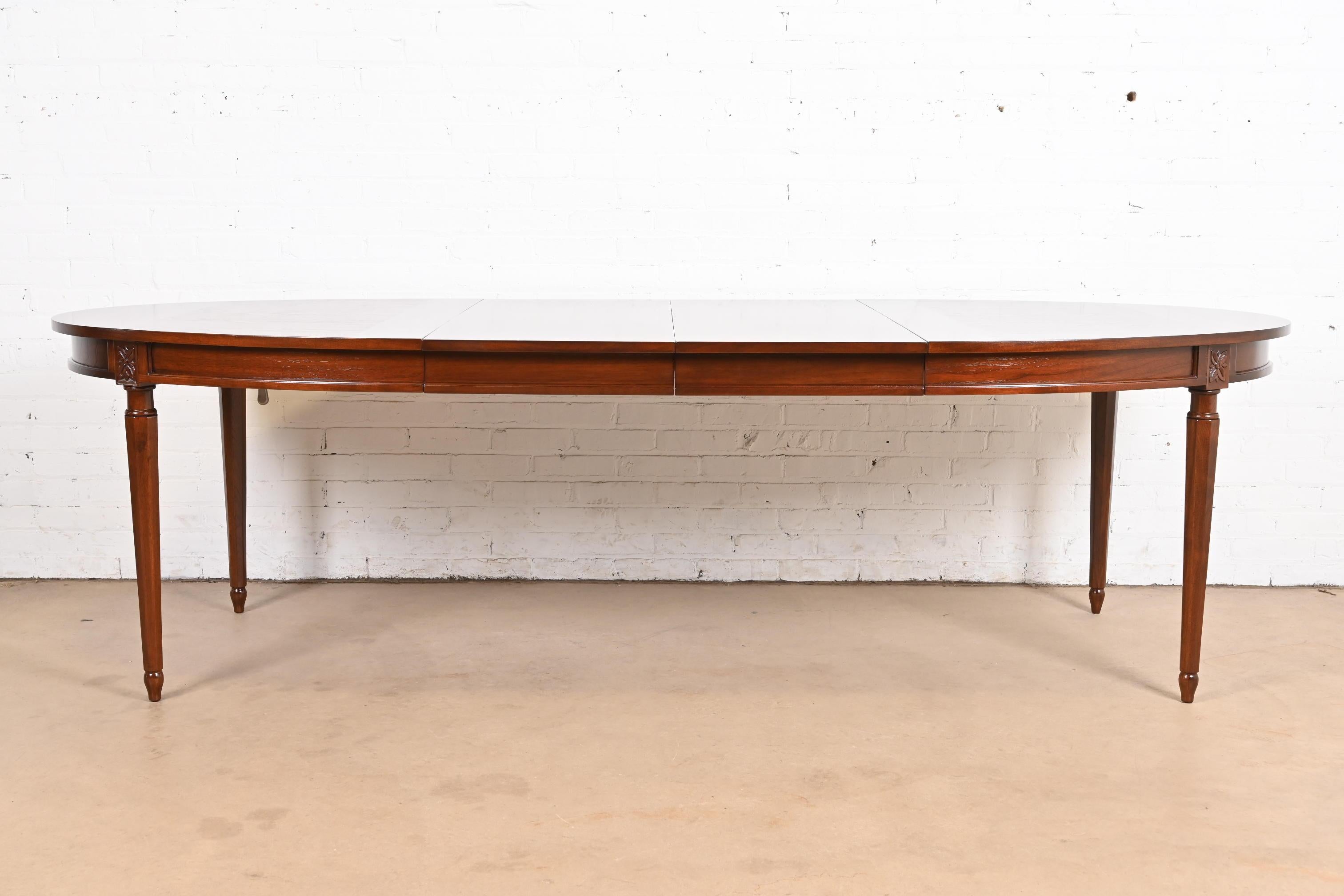 Mesa de Comedor de Nogal Estilo Regencia Francesa Luis XVI, Reacabada mediados del siglo XX en venta