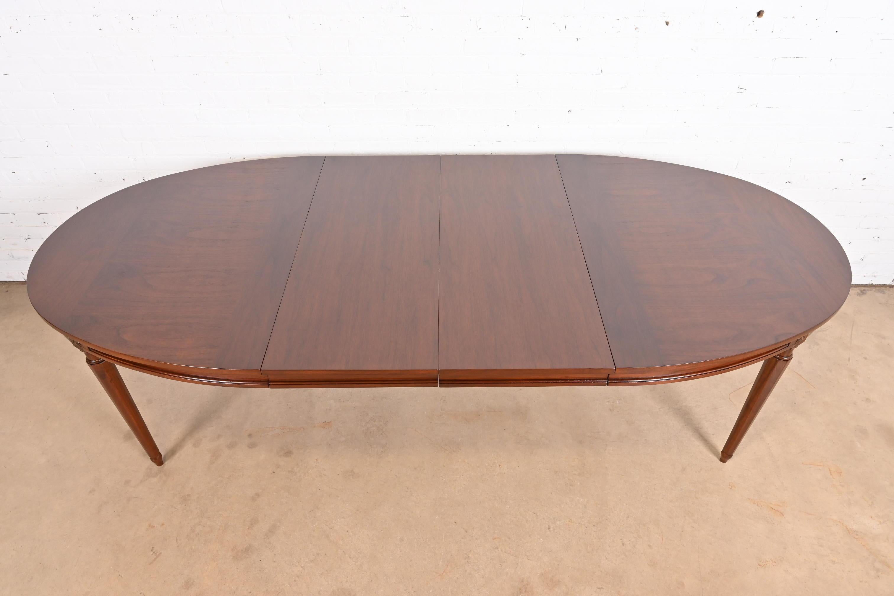 Mesa de Comedor de Nogal Estilo Regencia Francesa Luis XVI, Reacabada en venta 1