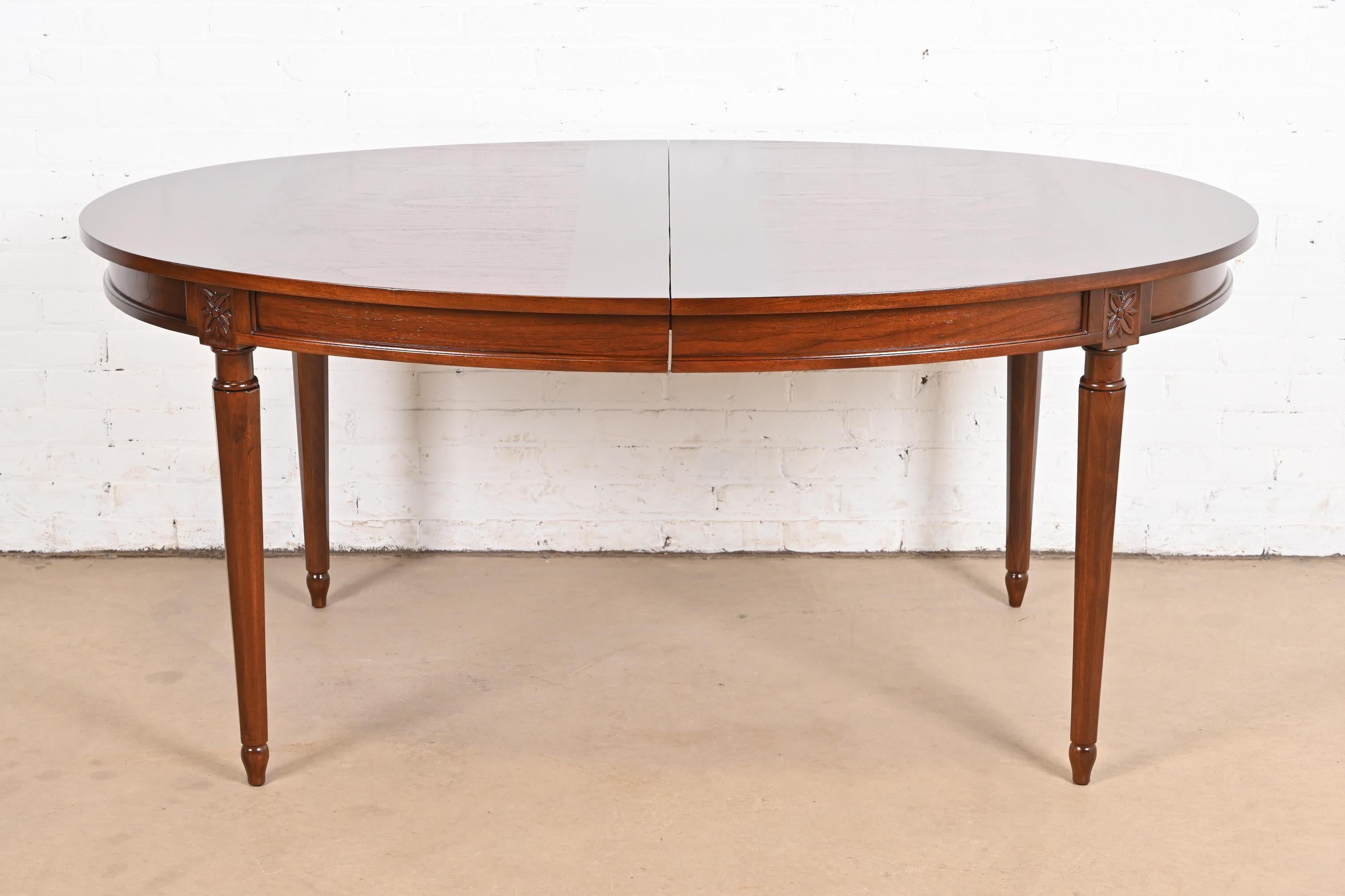Mesa de Comedor de Nogal Estilo Regencia Francesa Luis XVI, Reacabada en venta 3
