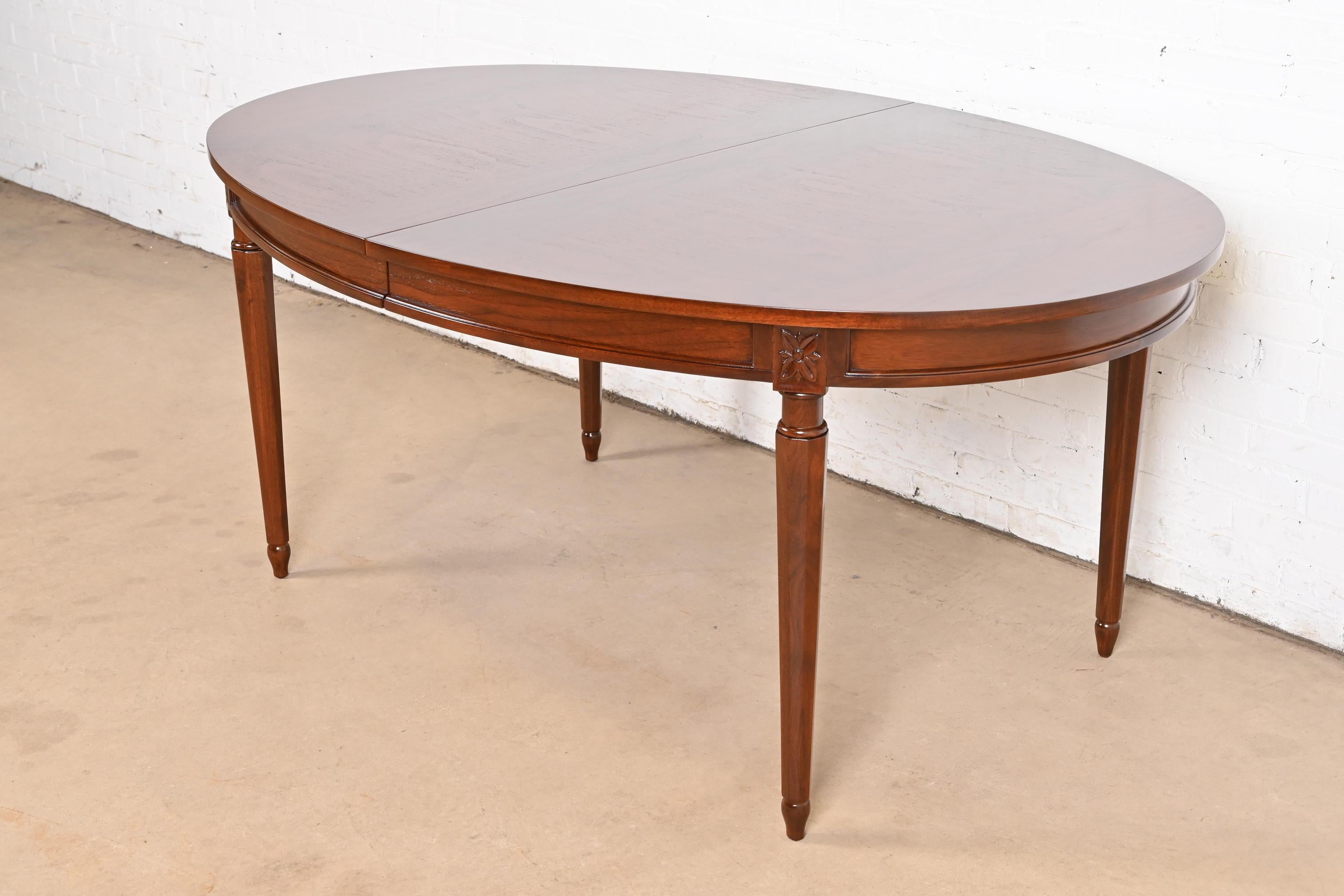 Mesa de Comedor de Nogal Estilo Regencia Francesa Luis XVI, Reacabada en venta 4