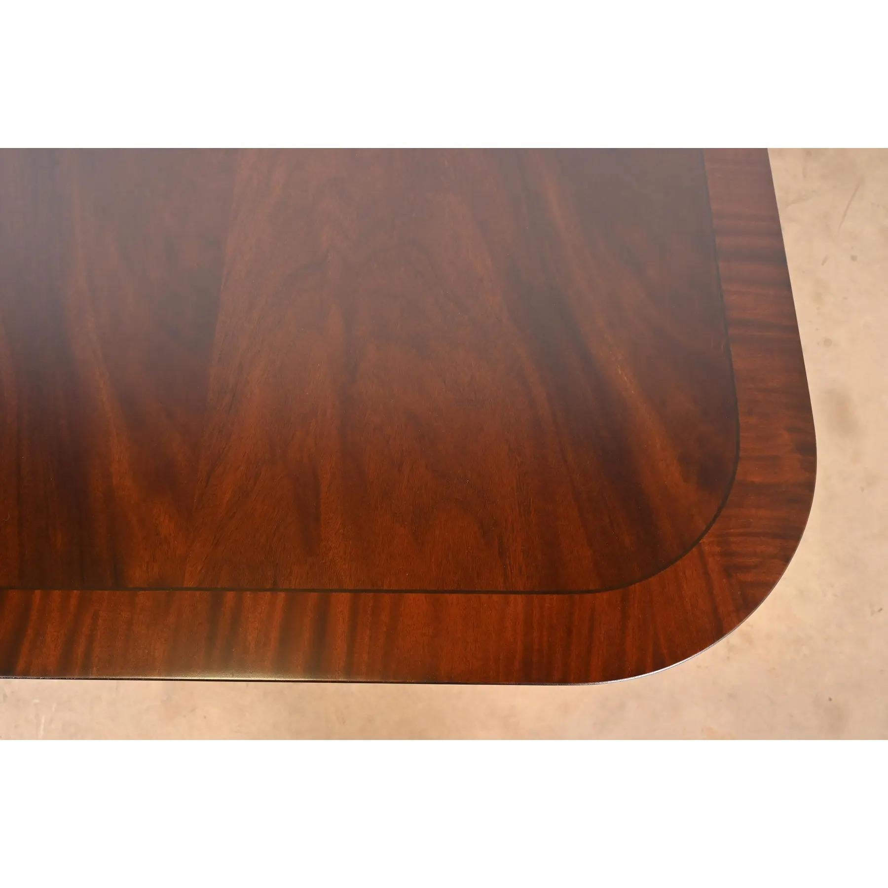 Baker Furniture Style Georgian Banded Flame Mahogany Dining Table, Refinished en vente 3