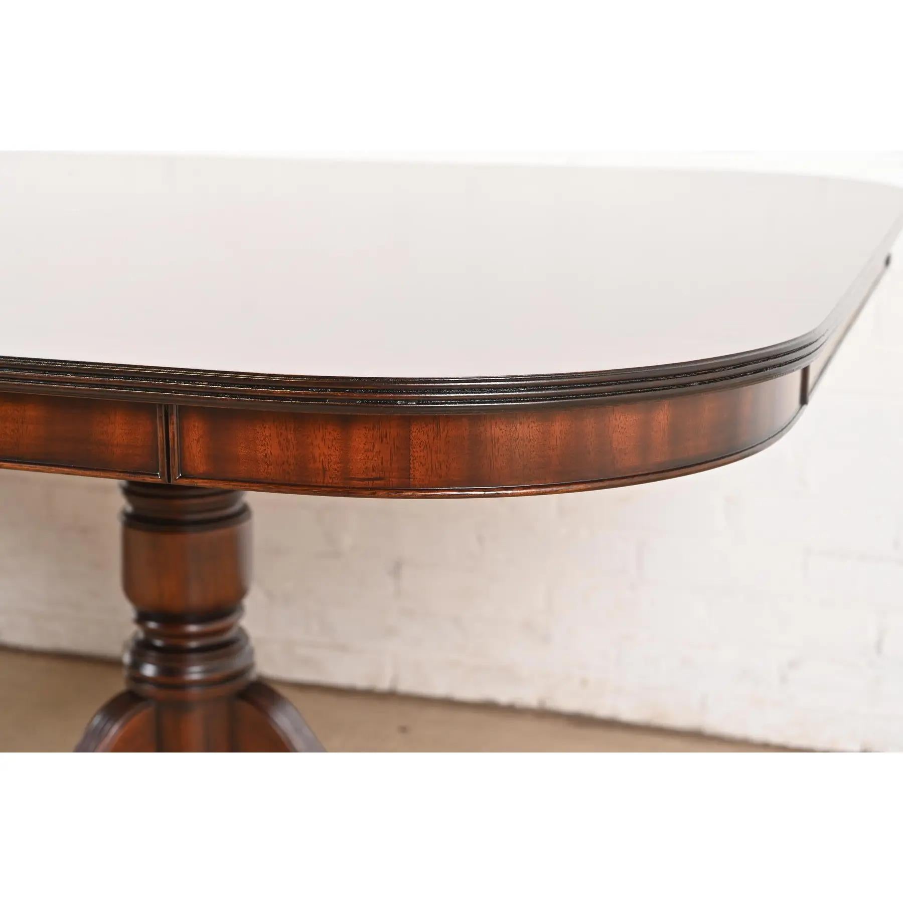Baker Furniture Style Georgian Banded Flame Mahogany Dining Table, Refinished en vente 4