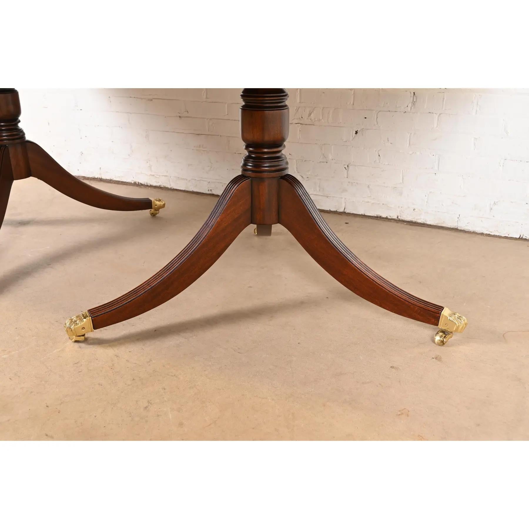 Baker Furniture Style Georgian Banded Flame Mahogany Dining Table, Refinished en vente 5