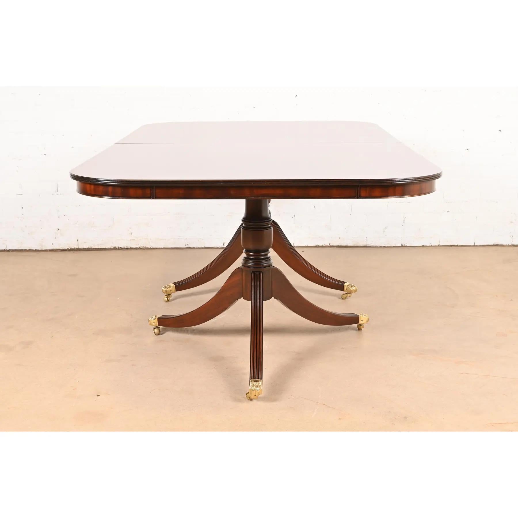 Baker Furniture Style Georgian Banded Flame Mahogany Dining Table, Refinished en vente 6