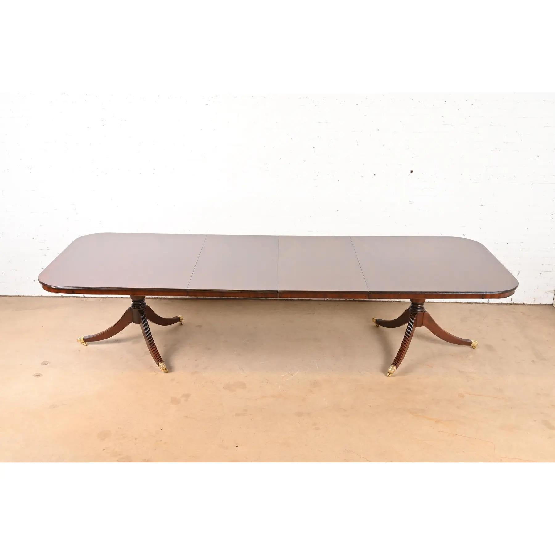 Georgien Baker Furniture Style Georgian Banded Flame Mahogany Dining Table, Refinished en vente