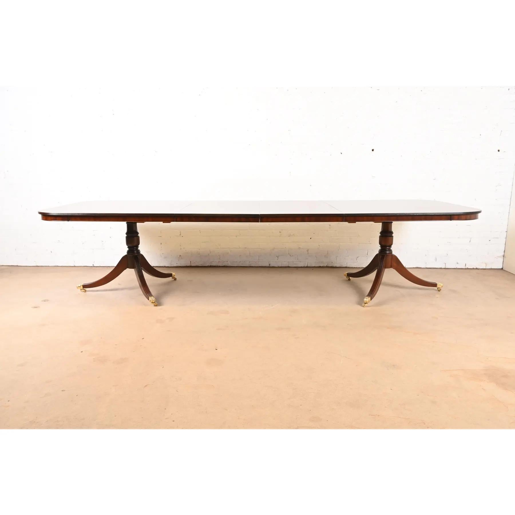 Américain Baker Furniture Style Georgian Banded Flame Mahogany Dining Table, Refinished en vente