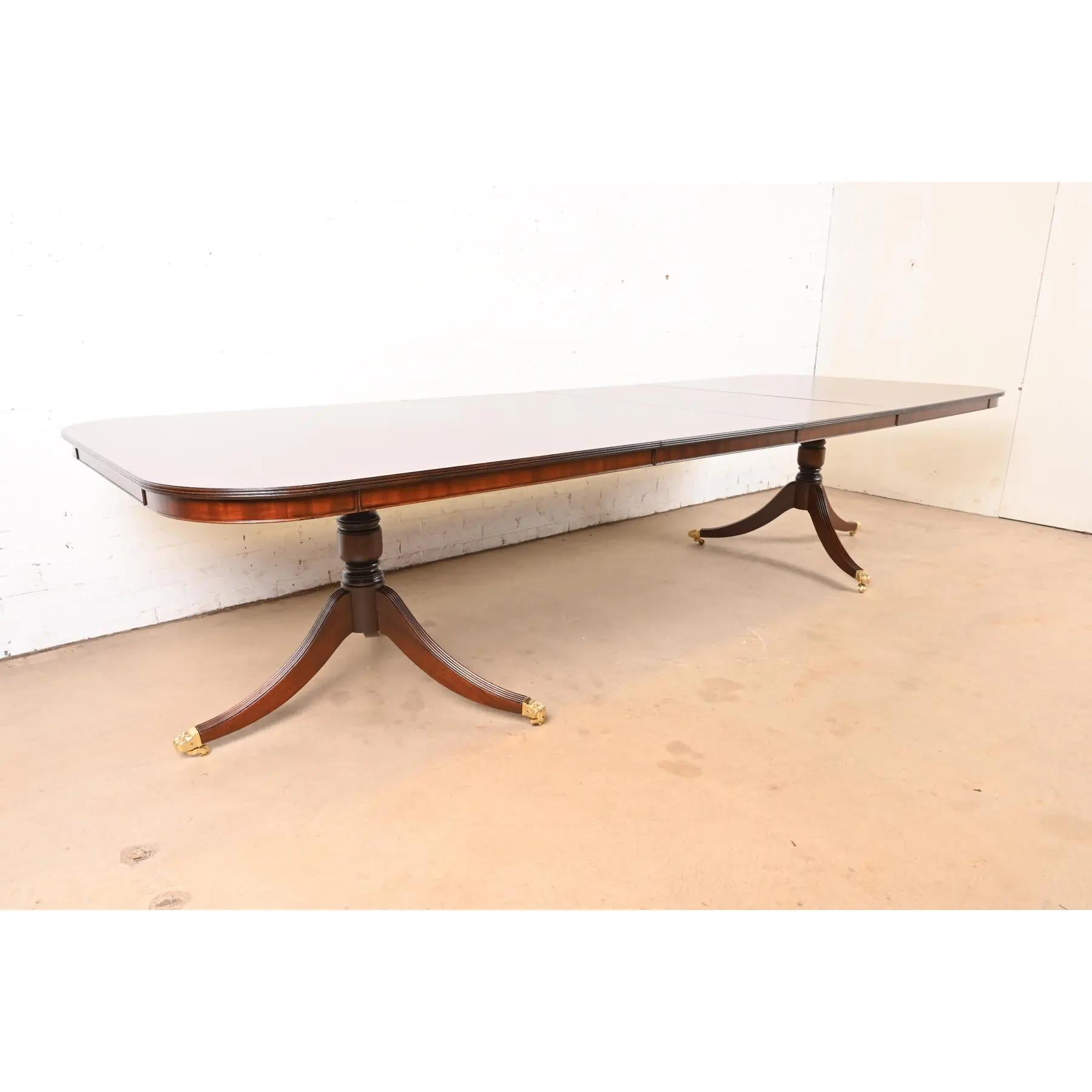 Baker Furniture Style Georgian Banded Flame Mahogany Dining Table, Refinished Bon état - En vente à South Bend, IN