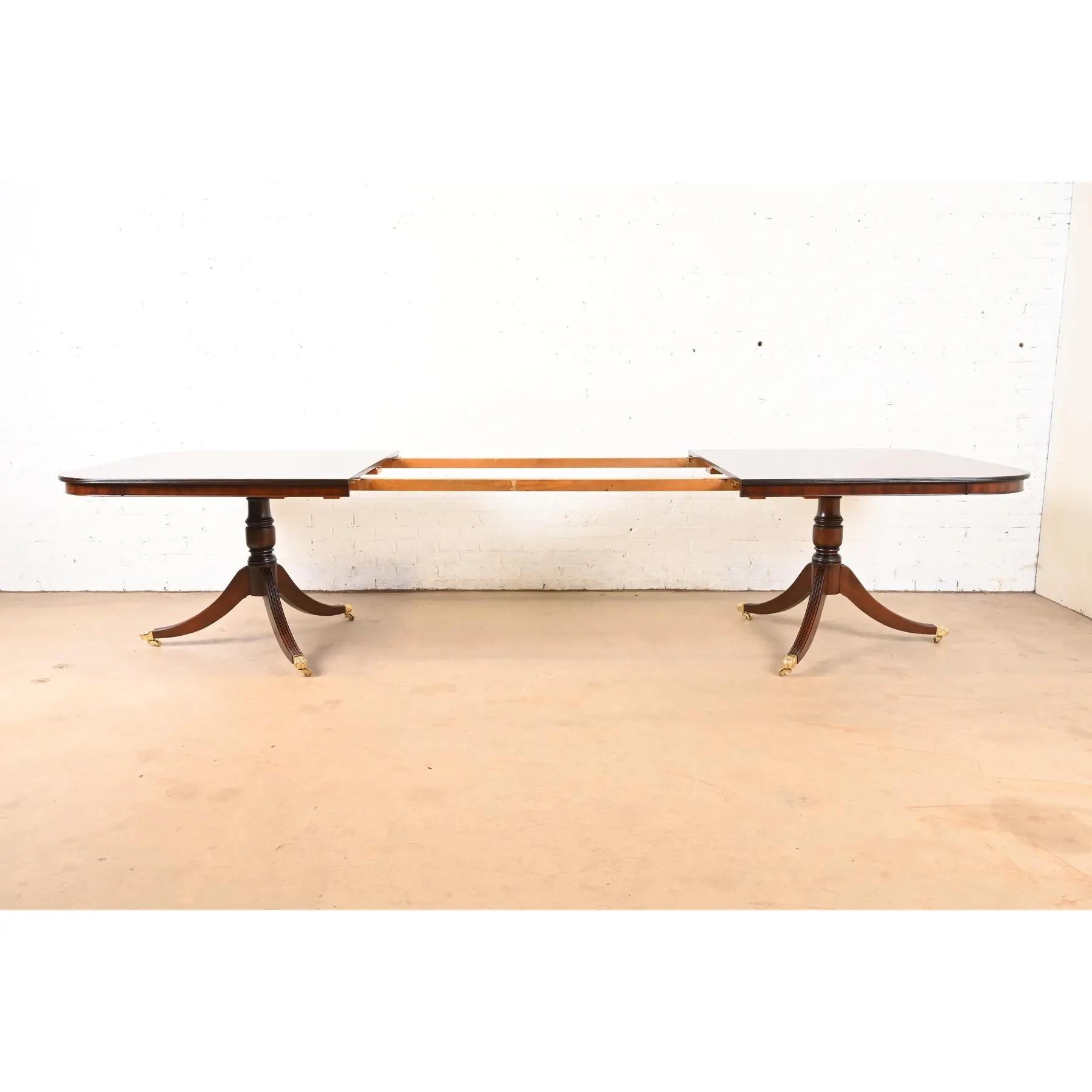 Fin du 20e siècle Baker Furniture Style Georgian Banded Flame Mahogany Dining Table, Refinished en vente