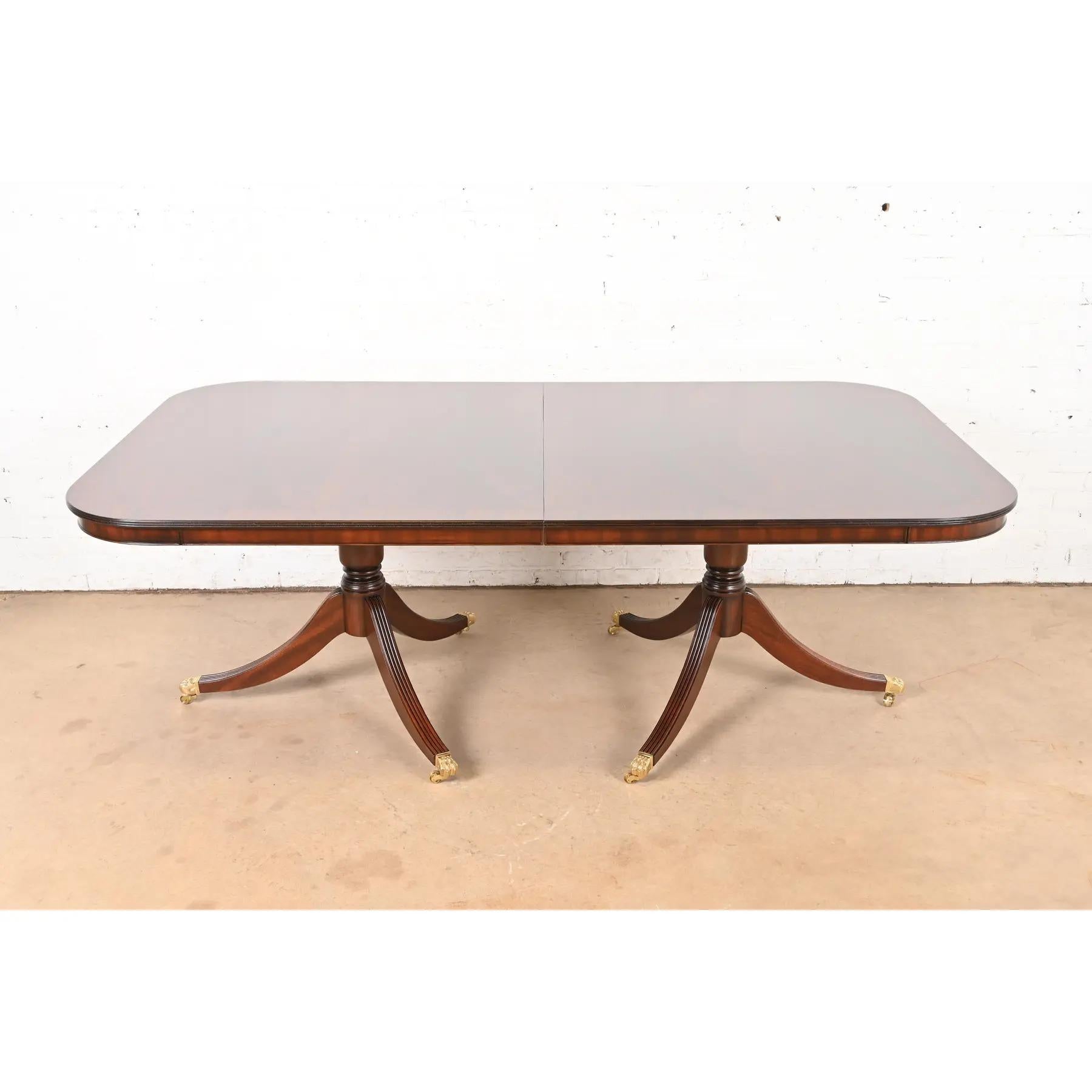 Laiton Baker Furniture Style Georgian Banded Flame Mahogany Dining Table, Refinished en vente