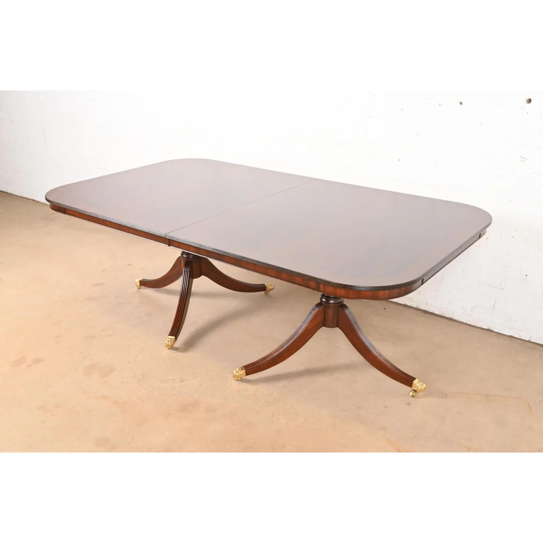 Baker Furniture Style Georgian Banded Flame Mahogany Dining Table, Refinished en vente 1