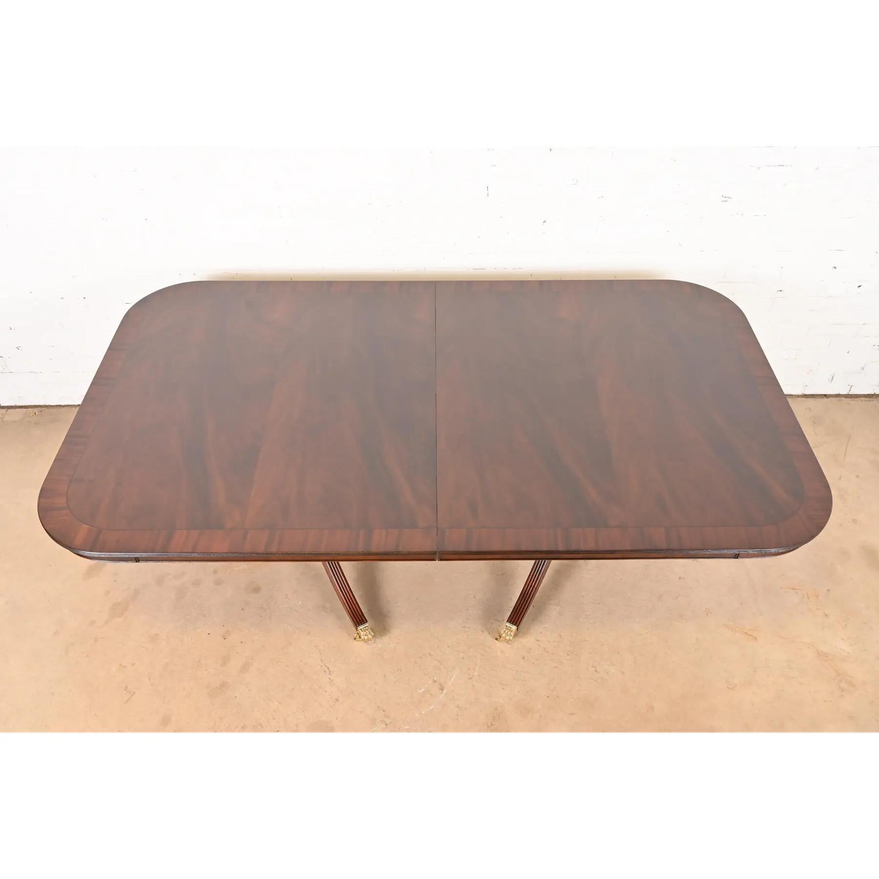 Baker Furniture Style Georgian Banded Flame Mahogany Dining Table, Refinished en vente 2