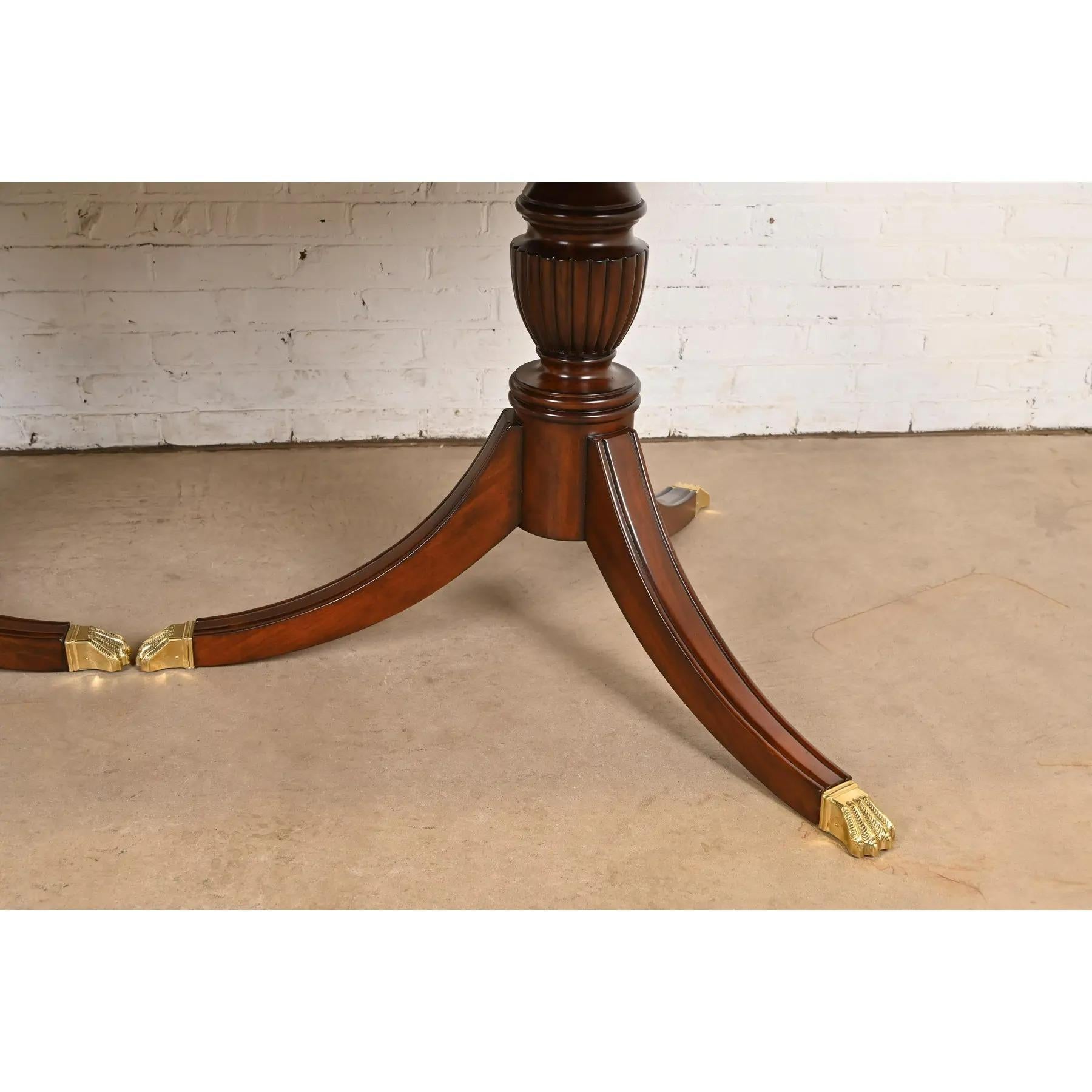 Baker Furniture Style Georgian Banded Flame Mahagoni-Esstisch, neu lackiert im Angebot 7
