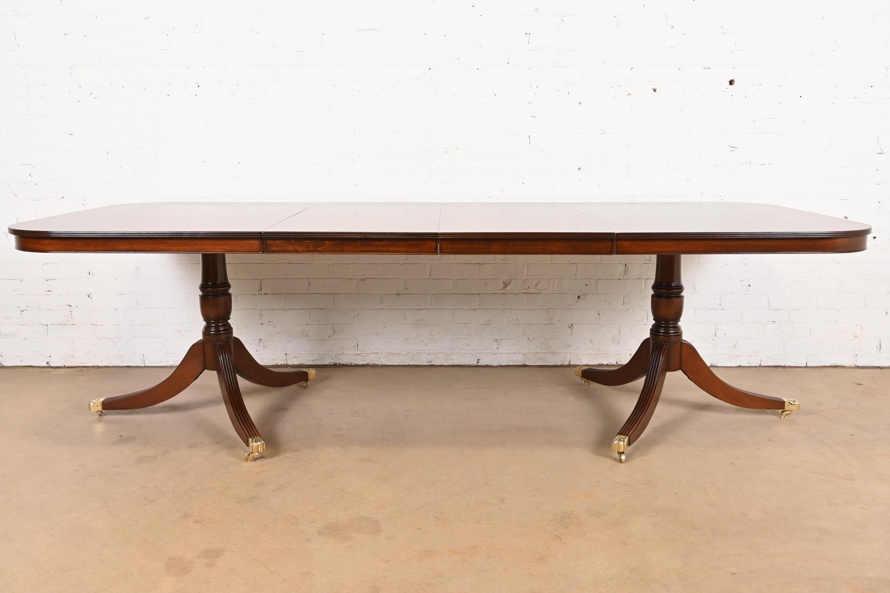 Baker Furniture Style Georgian Banded Flame Mahagoni-Esstisch, neu lackiert im Zustand „Gut“ im Angebot in South Bend, IN