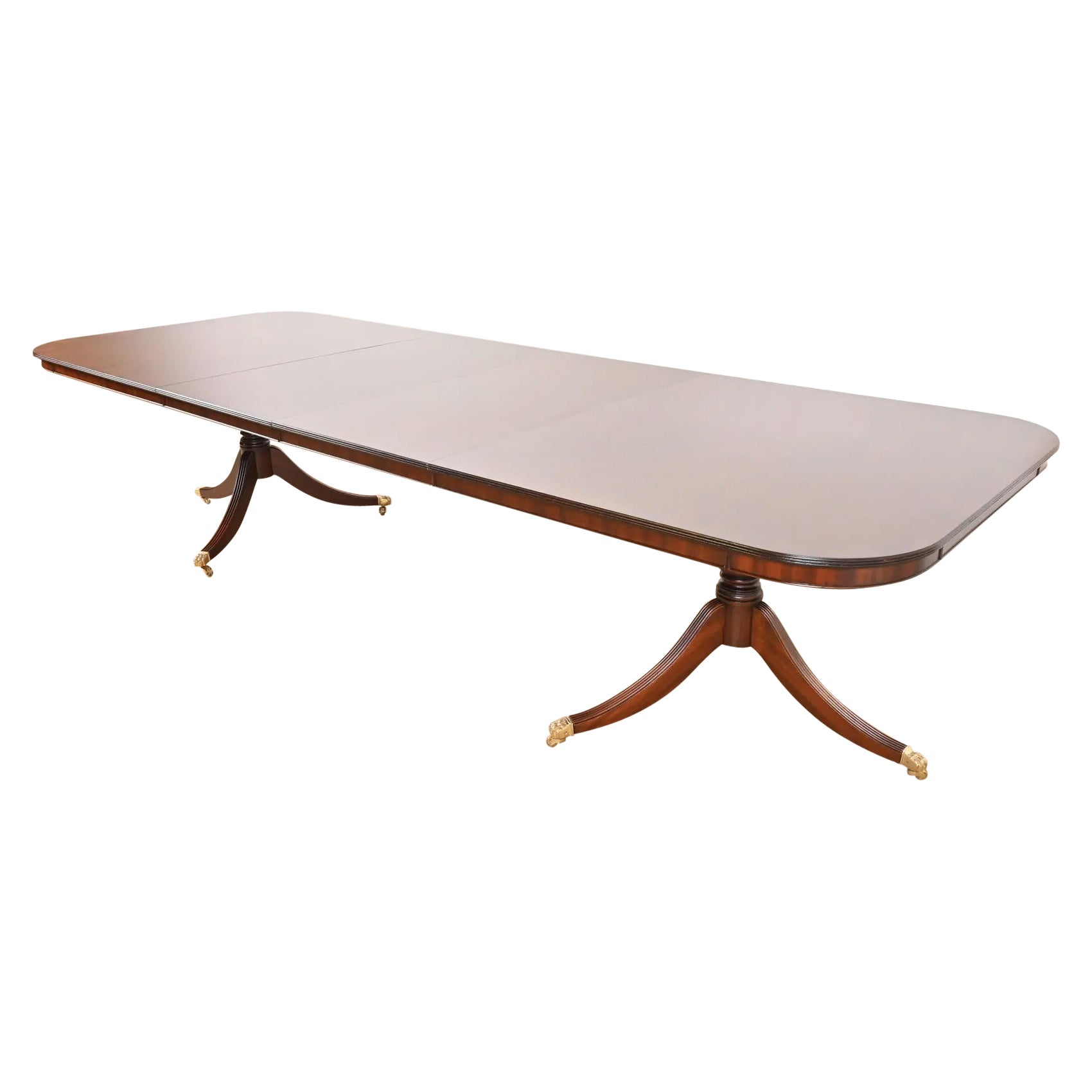 Baker Furniture Style Georgian Banded Flame Mahogany Dining Table, Refinished en vente