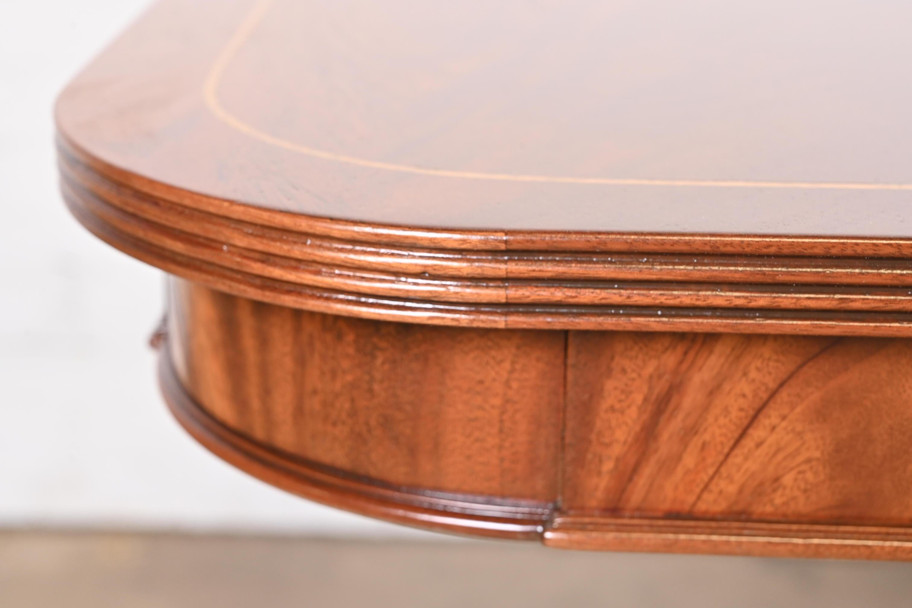 Table à double piédestal en acajou flammé géorgien de style Baker Furniture en vente 3